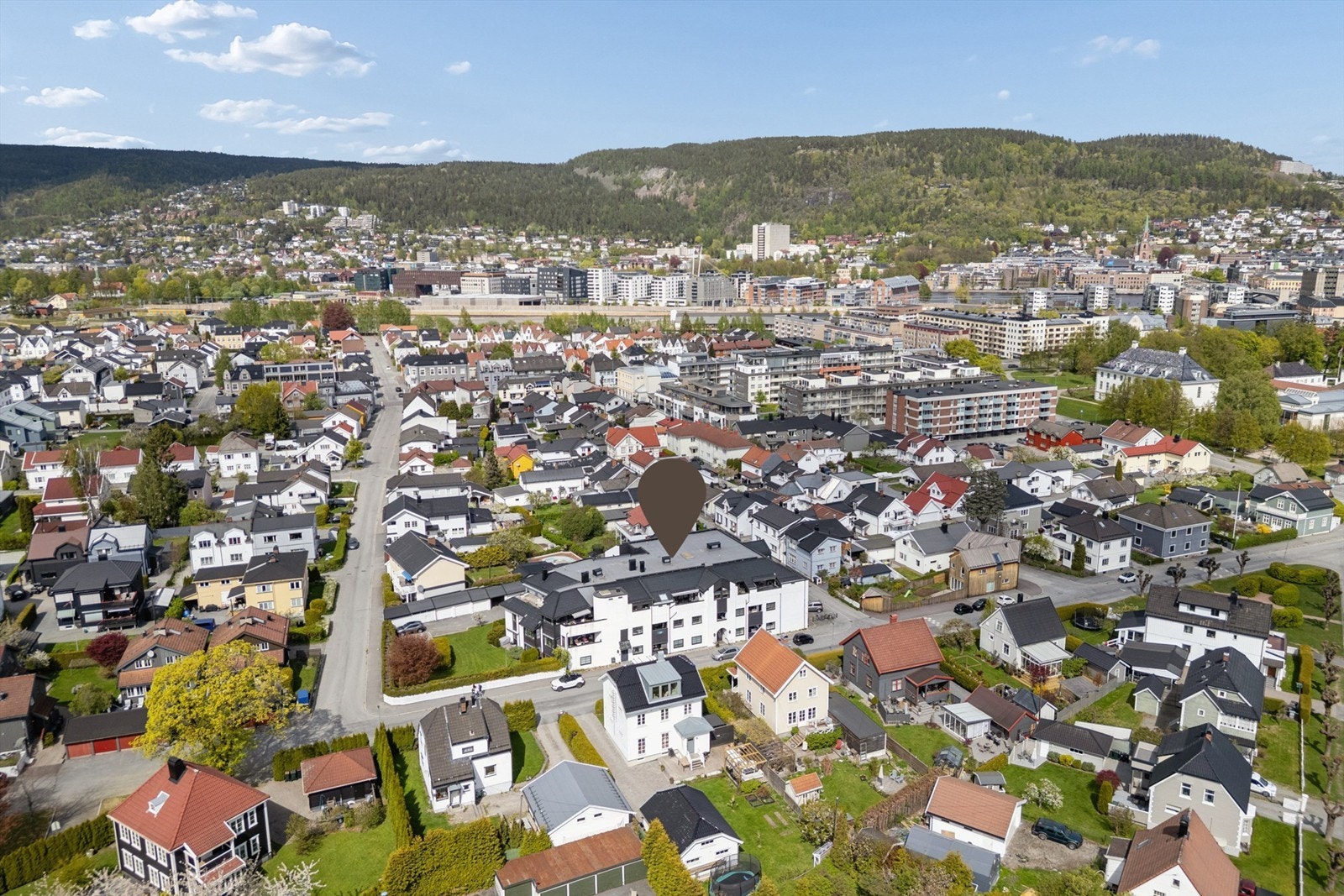 Nærmeste matbutikk er bare noen få minutters gange unna, og på Strømsø finner du apotek, vinmonopol og andre servicetilbud. Galleribilde
