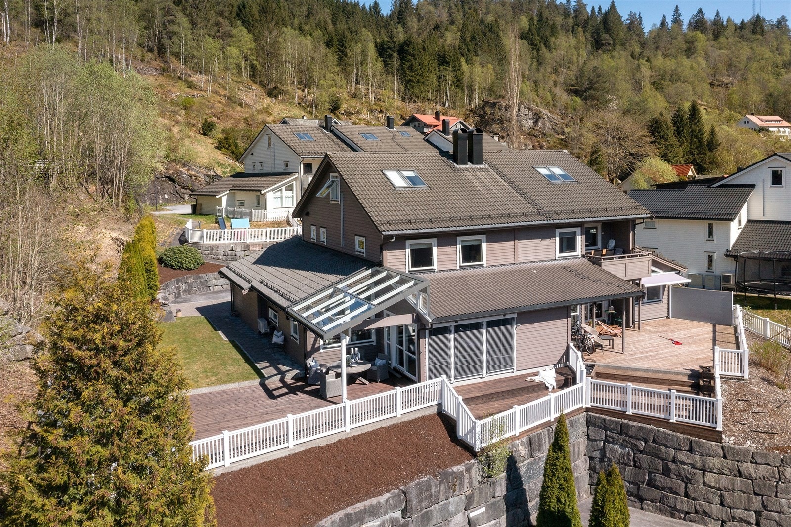 Solbakken 17 ligg svært fint plassert i enden av ei blindgate. Her er det barnevennleg, solrikt, sentralt og usjenert. Galleribilde