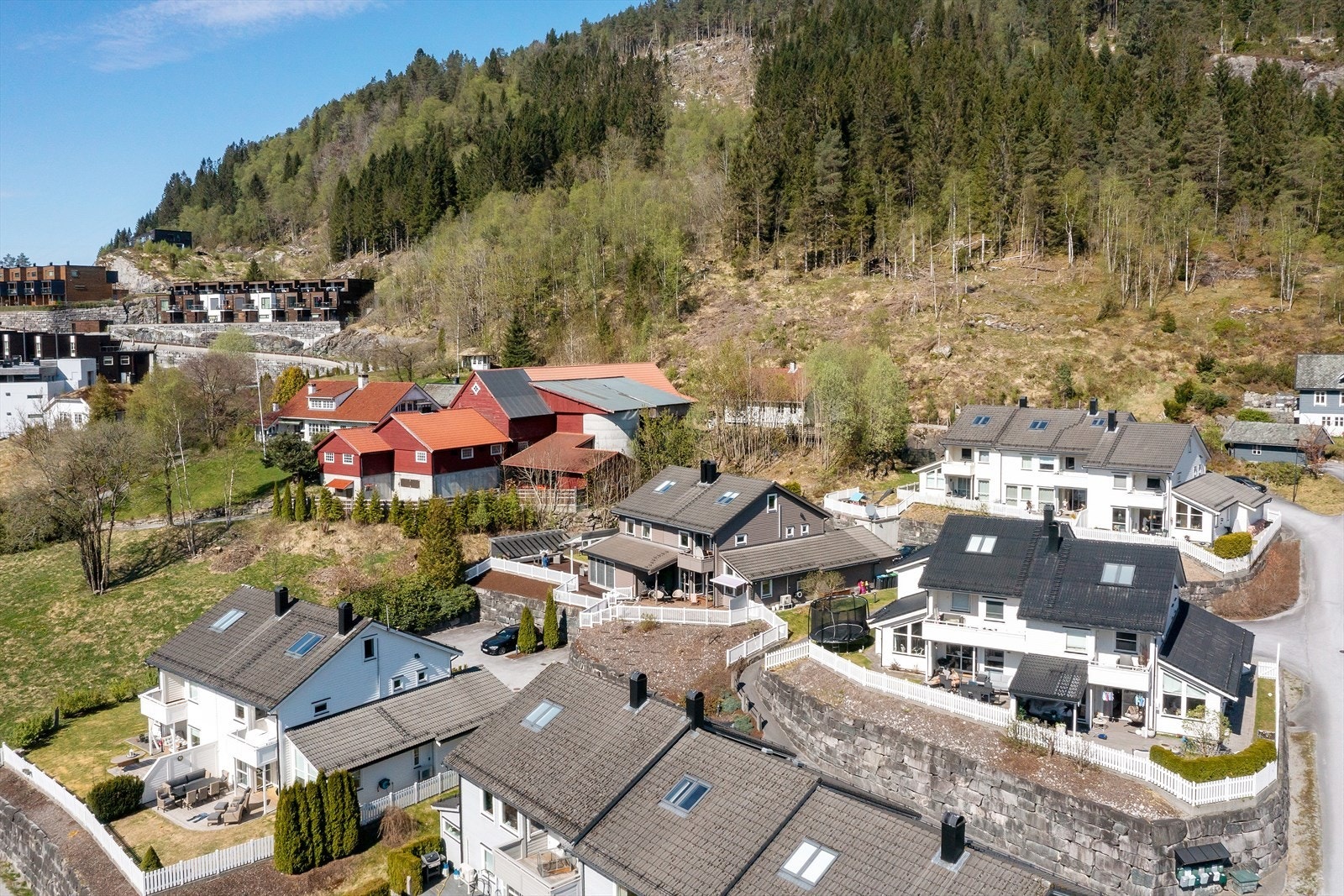 Eigedommen ligg i eit etablert og roleg bustadområde i ei sørvendt helling. Galleribilde