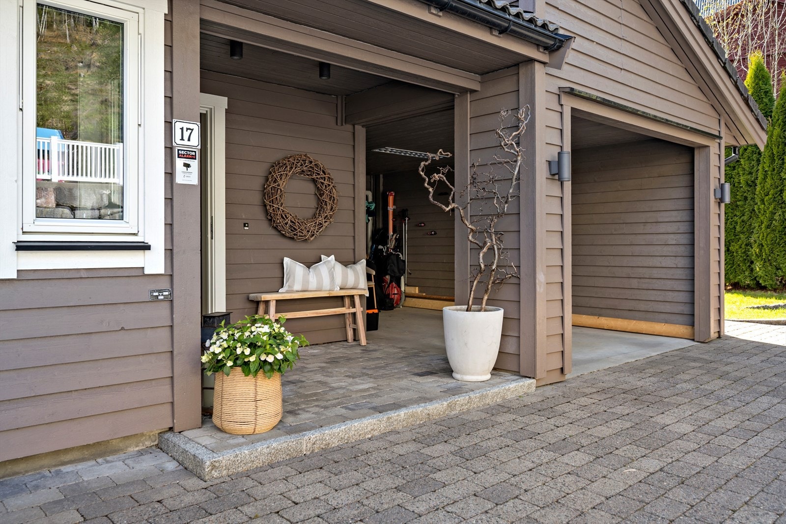 Steinlagt tunplass og carport. Her er det svært enkel tilkomst. Galleribilde