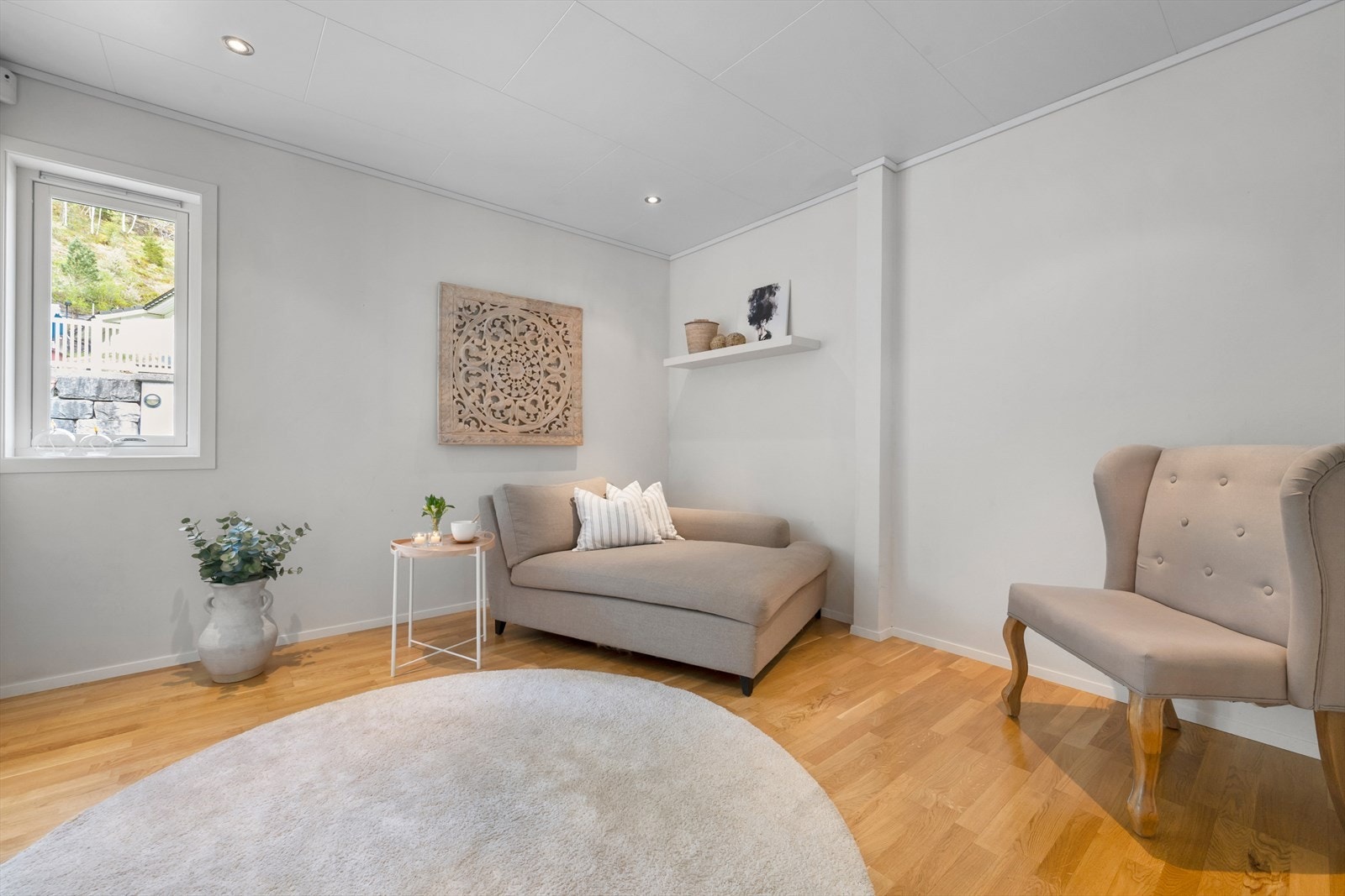 Bustaden har 5 soverom. Dette ligg i 1.etasje og eignar seg like godt som tv-stove eller kontor. Galleribilde