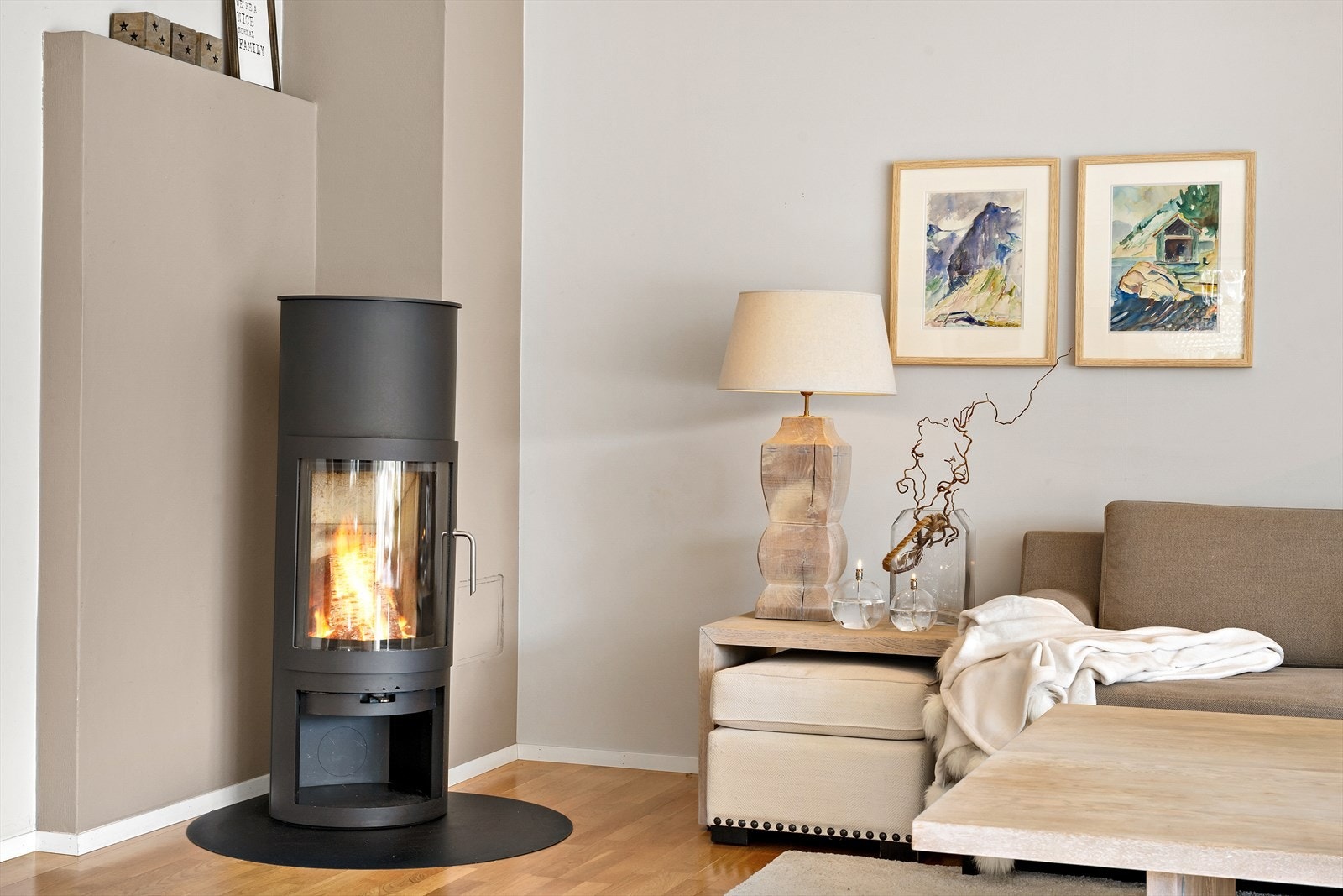 Vedovnen i stova gir ekstra varme og hygge på kalde dagar. Galleribilde