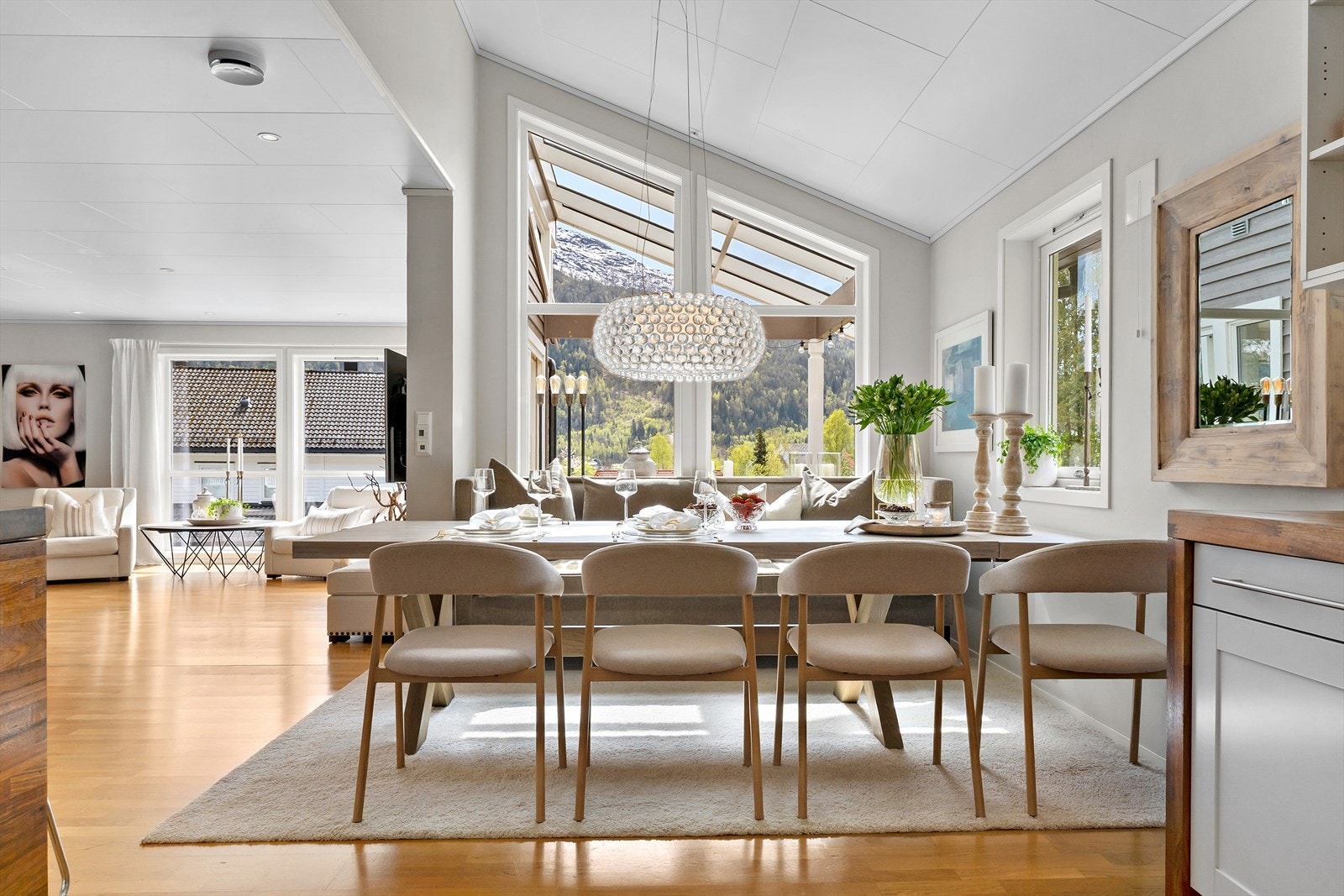 Spiseplassen er svært innbydande med god takhøgd, store vindauge og mønt himling. Galleribilde