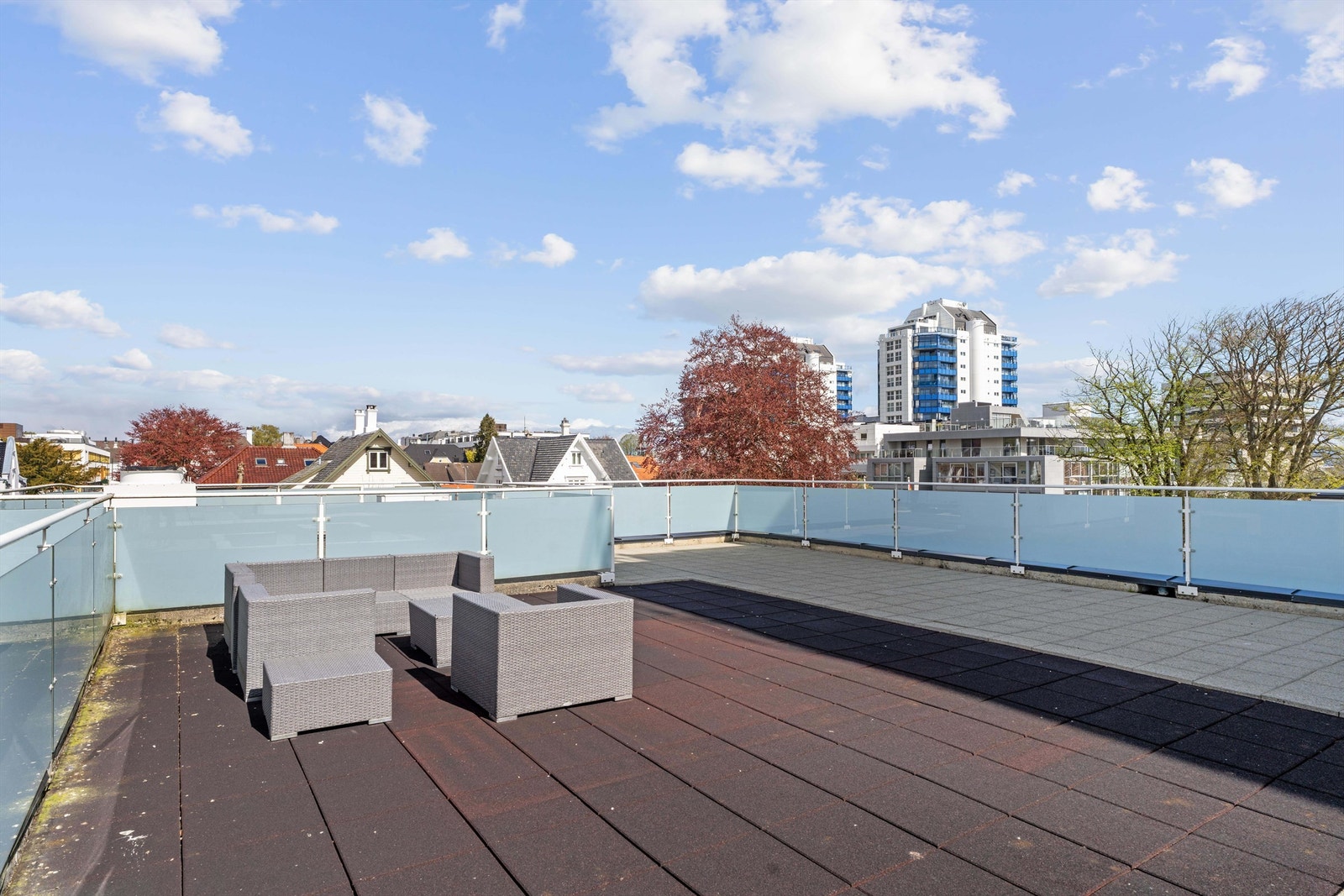 Felles møblert takterrasse i sameiet, med meget gode solforhold. Galleribilde
