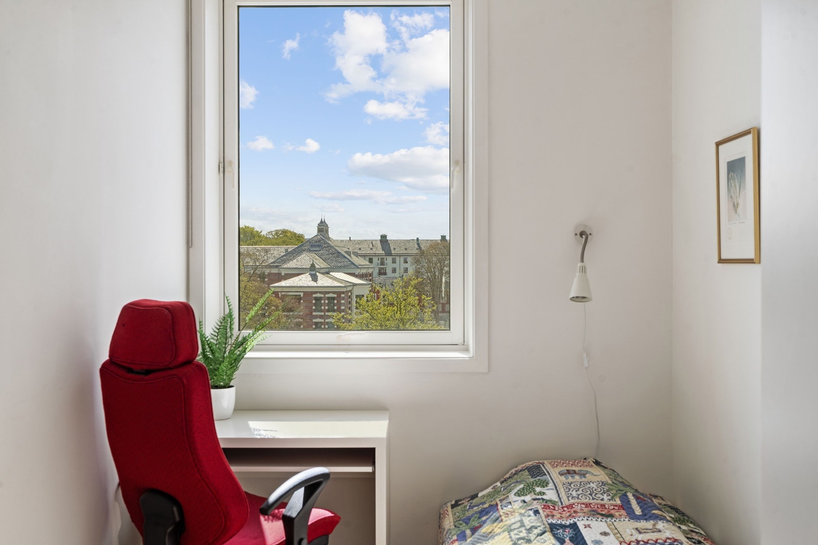 Begge soverom har en flott utsikt, så her kan man også få et herlig hjemmekontor om ønskelig. Galleribilde