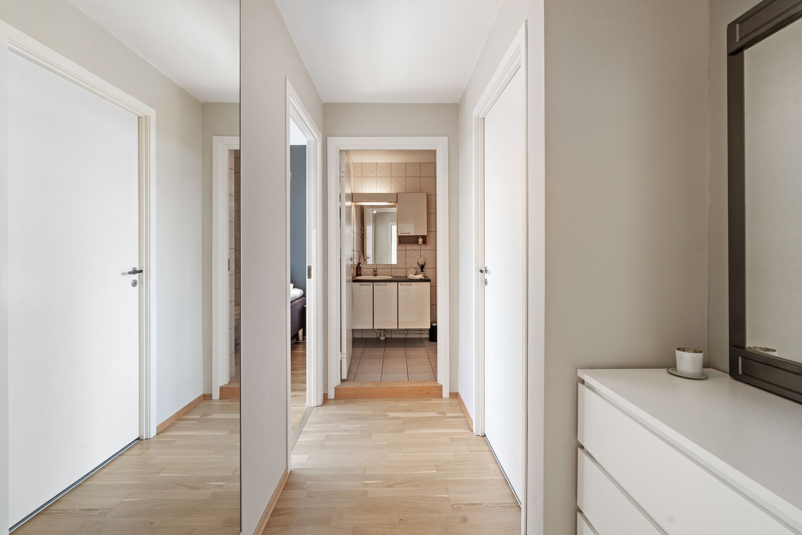 Gang mot badet. Til venstre er inngang til hovedsoverom, mens dør til høyre er inn til boden.
Det er også utvendig bod i samme etasje som leiligheten, Galleribilde