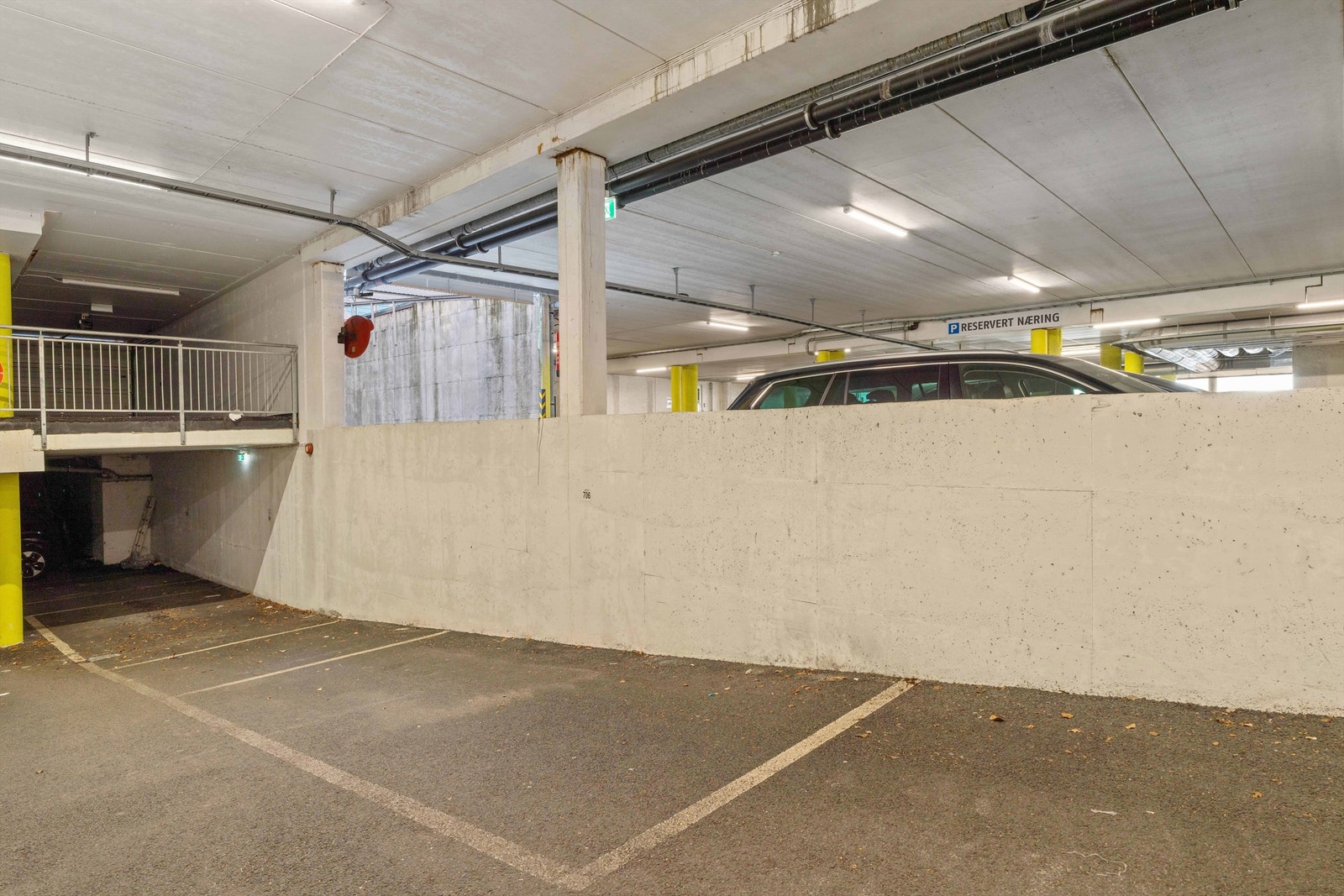 Medfølgende parkeringsplass i lukket garasjeanlegget. Galleribilde