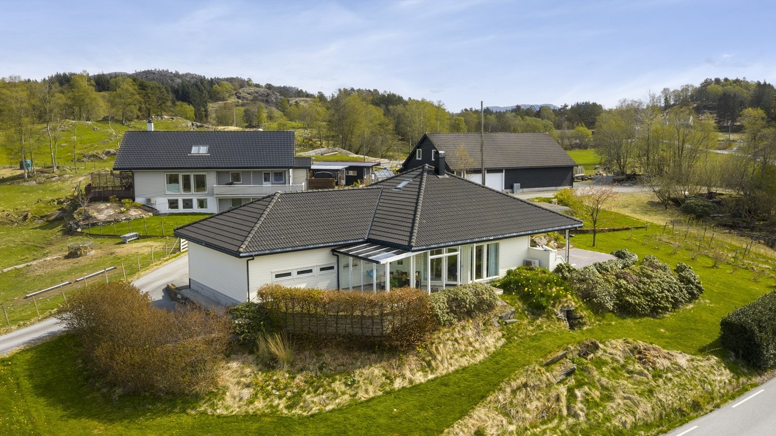 Boligen har en praktisk planløsning med alt på ett plan, pluss et innredet loft. Meget solrikt! Galleribilde