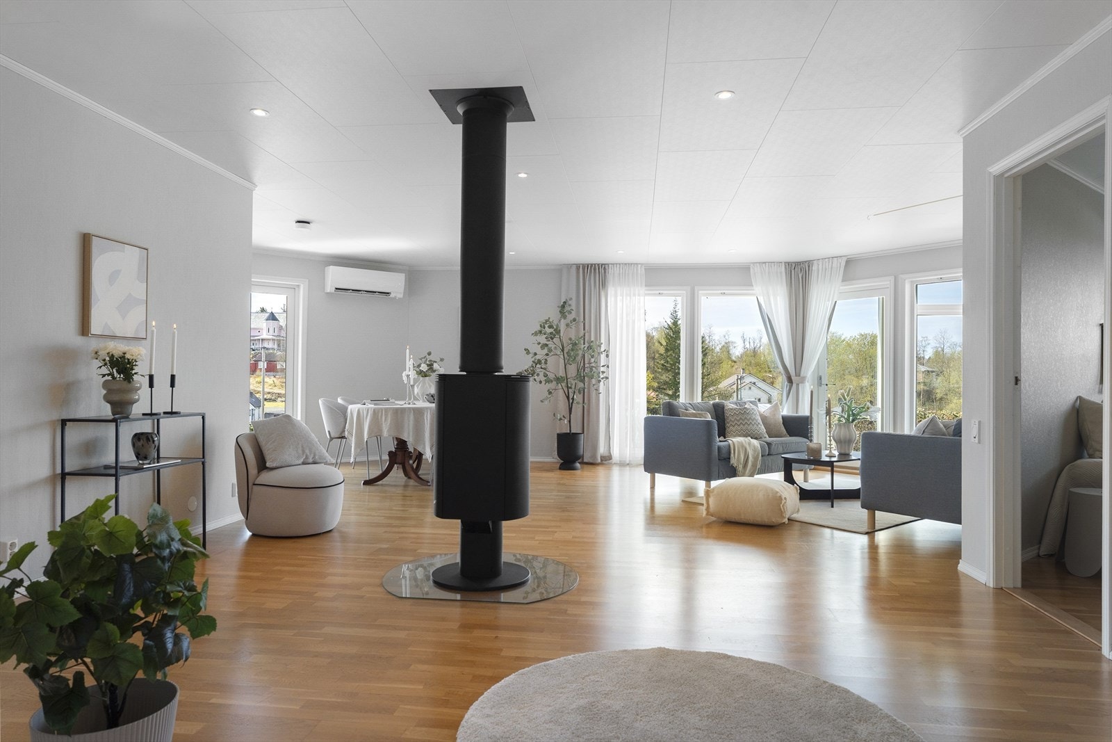 Stuen og kjøkkenet danner et stort, åpent allrom med plass til både sofagruppe og spisebord. Galleribilde