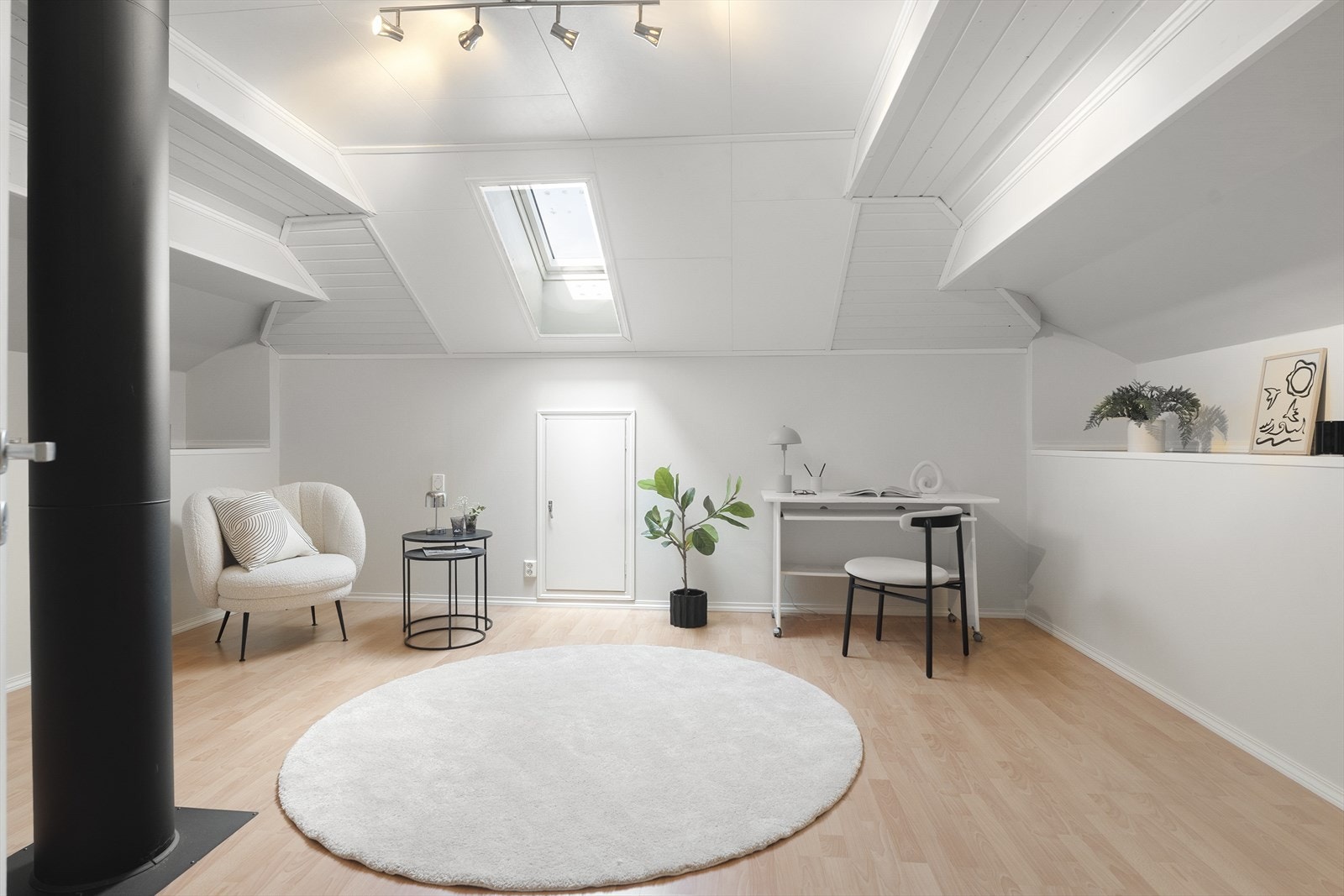 Loftsrom som i dag er innredet som en ekstra stue. Det gjøres oppmerksom på at rommet er byggemeldt som tilleggsdel (ikke godkjent til varig opphold). Galleribilde