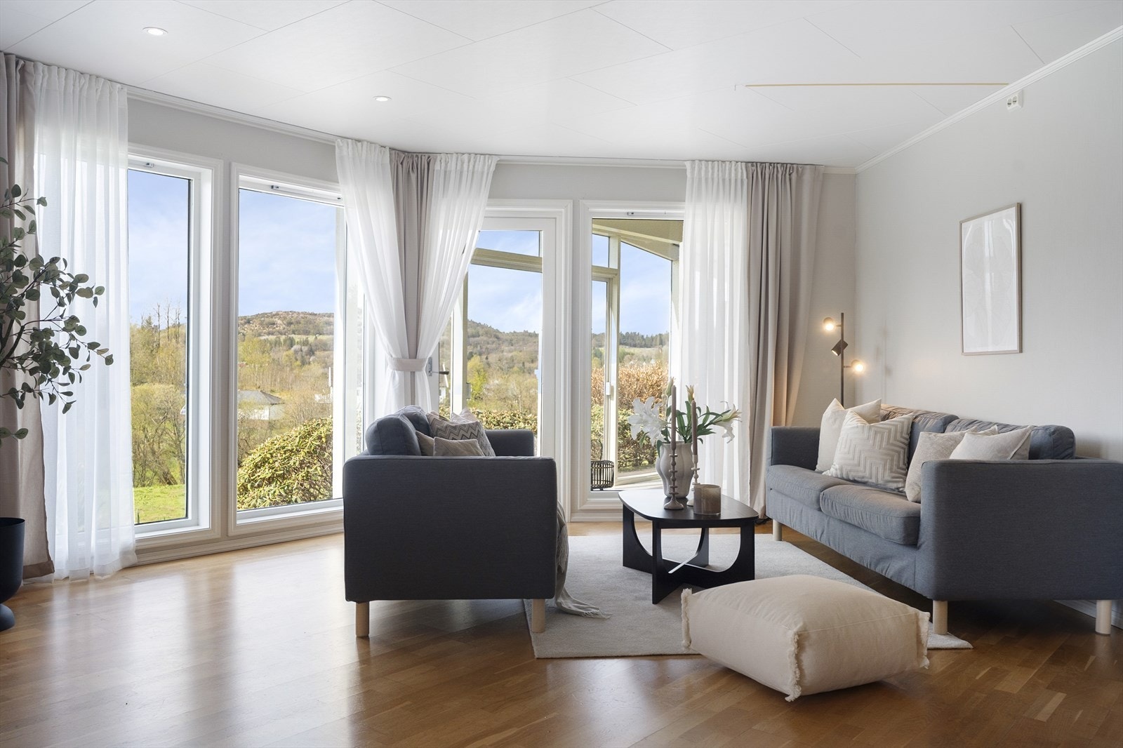 Store vindusflater gir godt med lys og utsikt over de grønne omgivelsene. Galleribilde