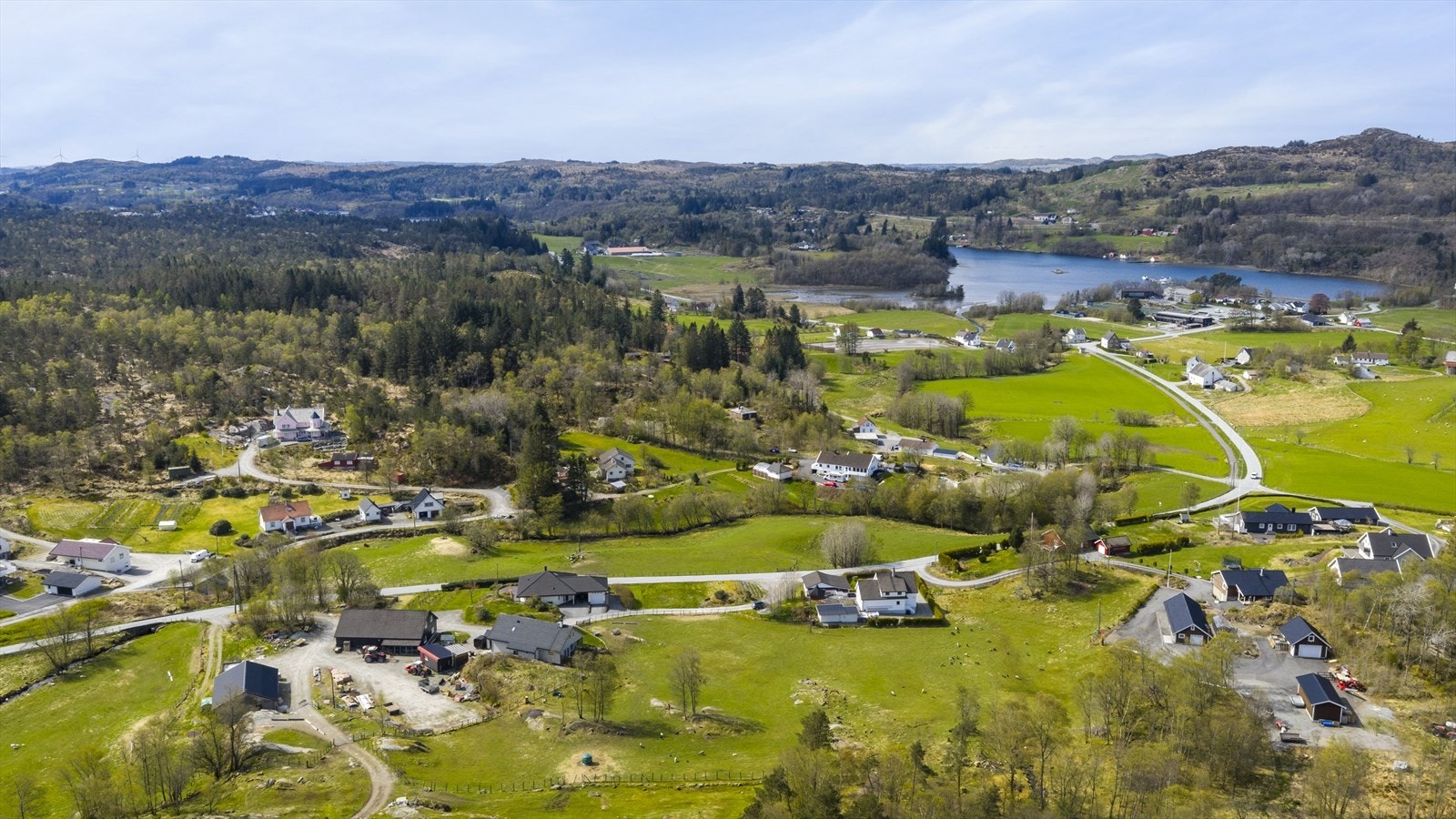 Førland skule (1-7. klasse) og Førland barnehage ligger begge innen behagelig gangavstand. Dette gjør hverdagslogistikken enkel for småbarnsfamilier. Galleribilde
