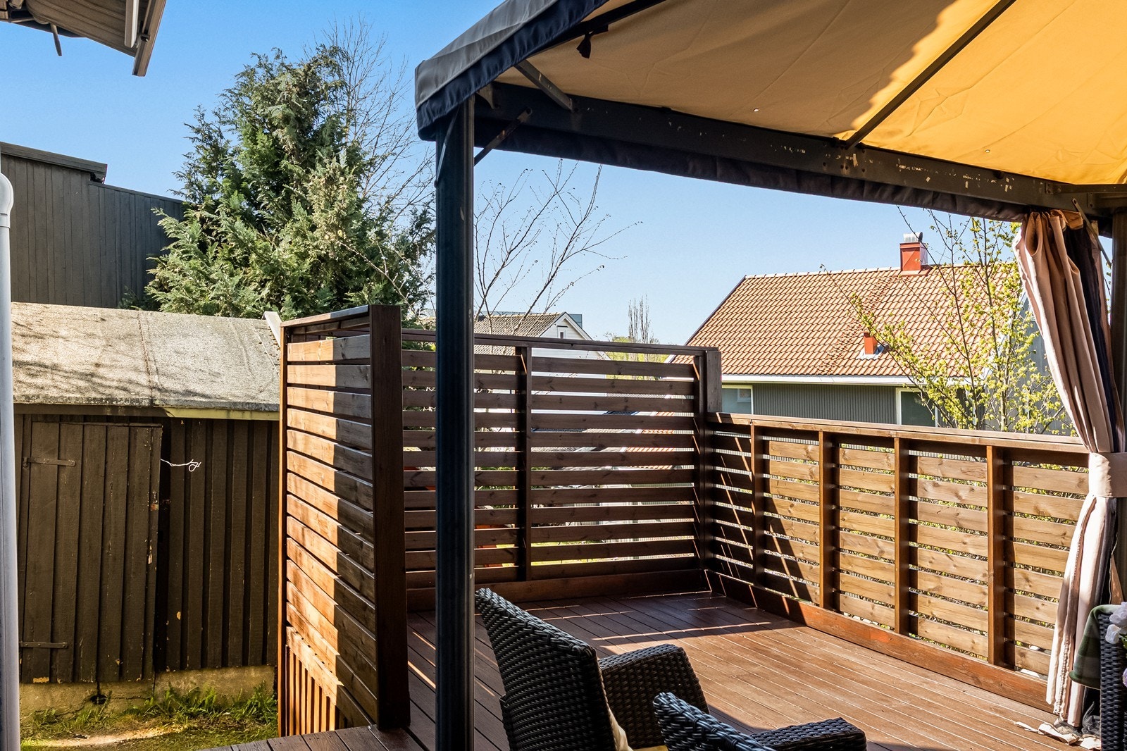 Verandaen i trekonstruksjon gir et privat og skjermet uteområde. Galleribilde