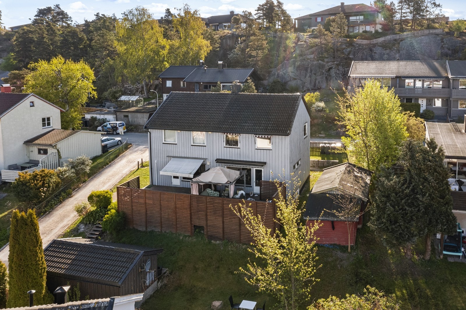 Eiendommen har tomt med privat uteplass og fine solforhold. Galleribilde