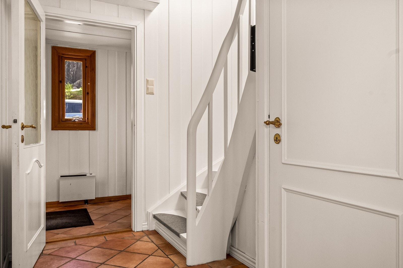 Skyvedørsgarderobe i entréen gir effektiv oppbevaring. Galleribilde