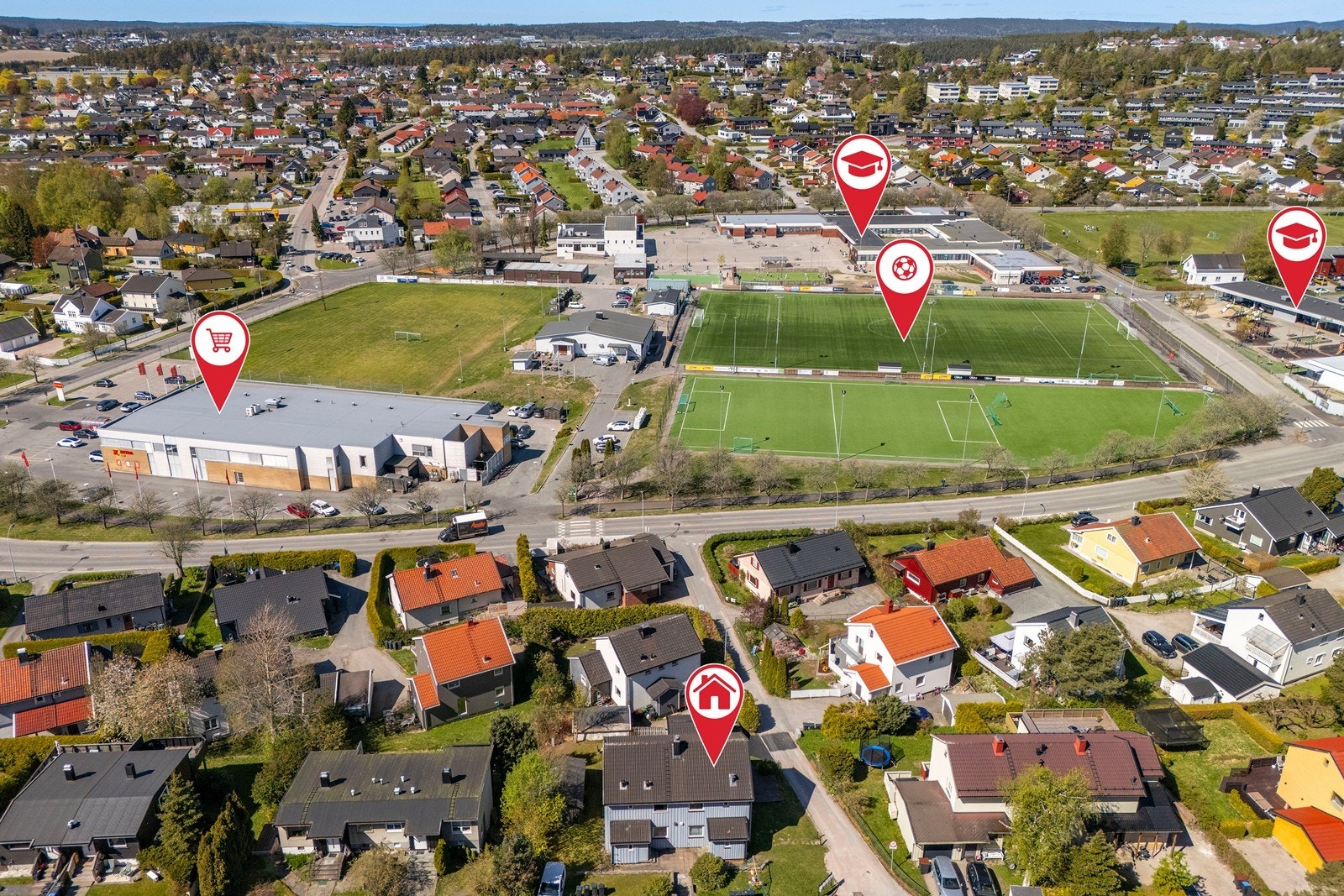 Praktisk beliggenhet med enkel tilgang til butikker, idrettsanlegg og kollektivtransport. Galleribilde