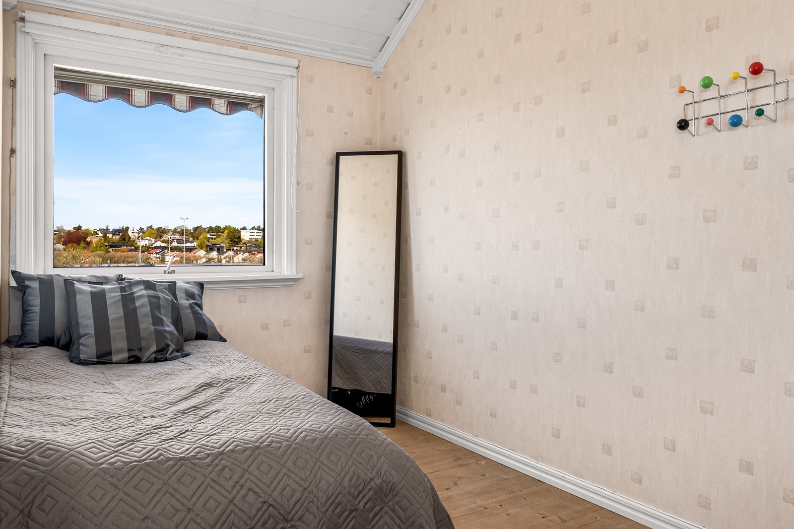 Eget rom med plass til seng og lagring, ideelt til barnerom eller kontor. Galleribilde