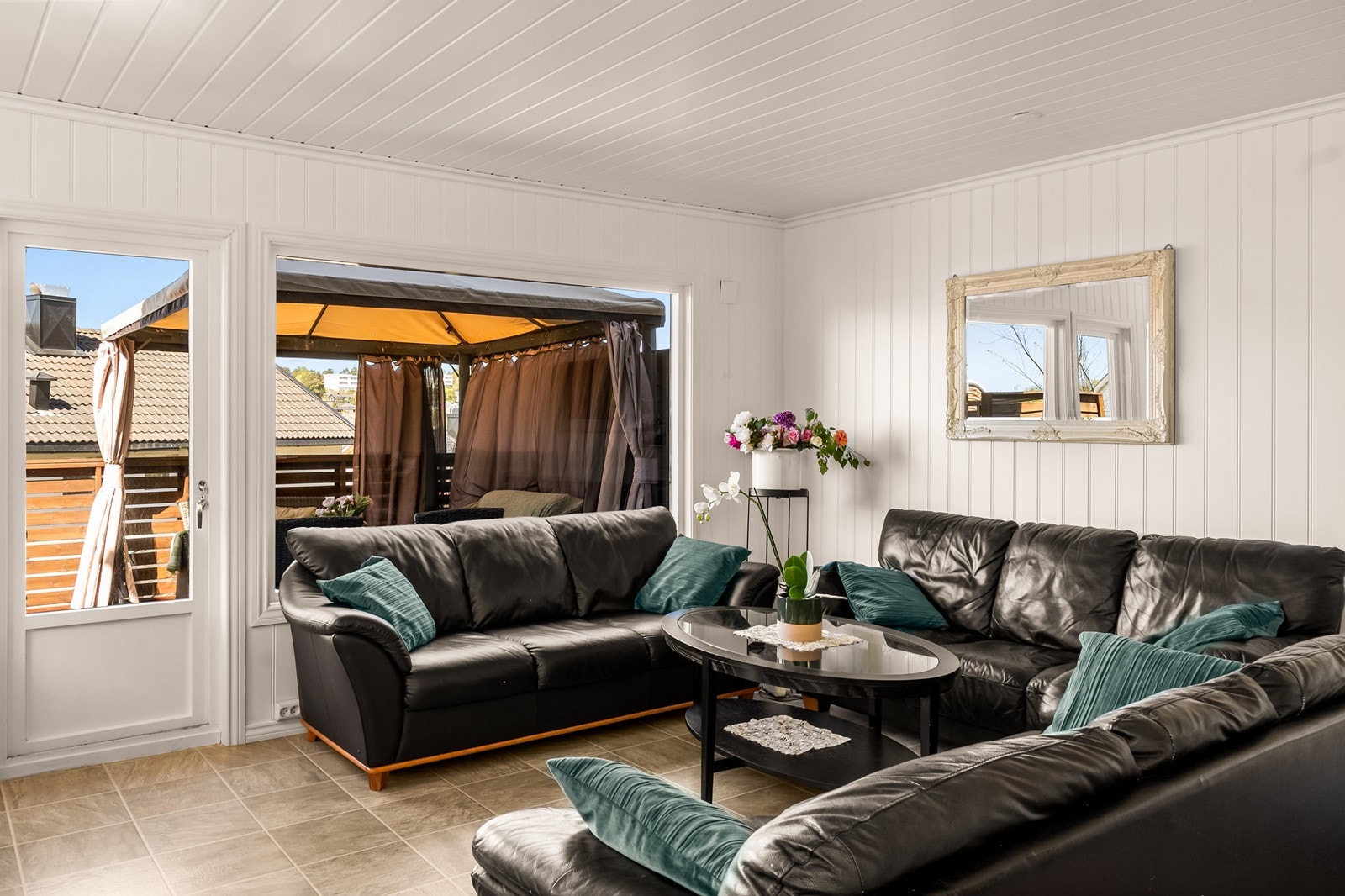 Fra stuen er det utgang til en romslig og solrik veranda. Galleribilde