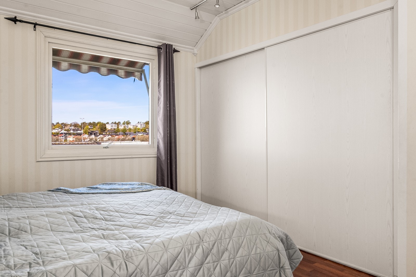 Plass til dobbeltseng og garderobe med skyvedører gir god oppbevaringskapasitet. Galleribilde
