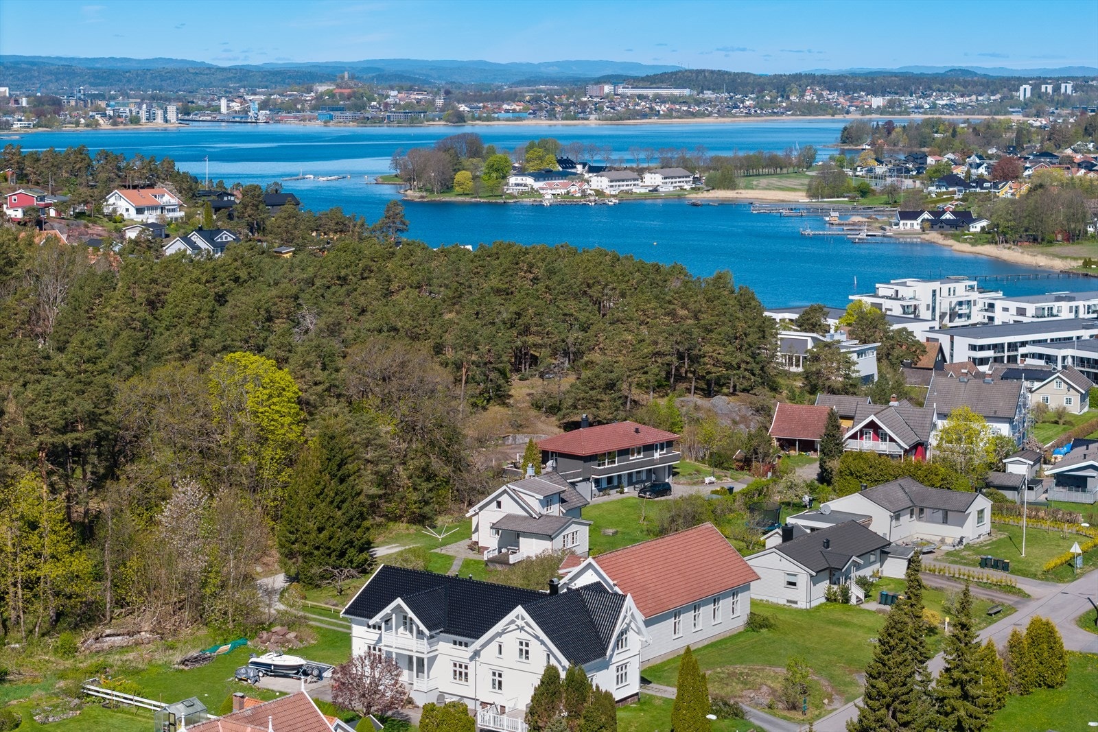Området byr på et trivelig bomiljø med lite gjennomgangstrafikk, nærhet til sjøen og grønne arealer som gir gode rekreasjonsmuligheter året rundt. Galleribilde