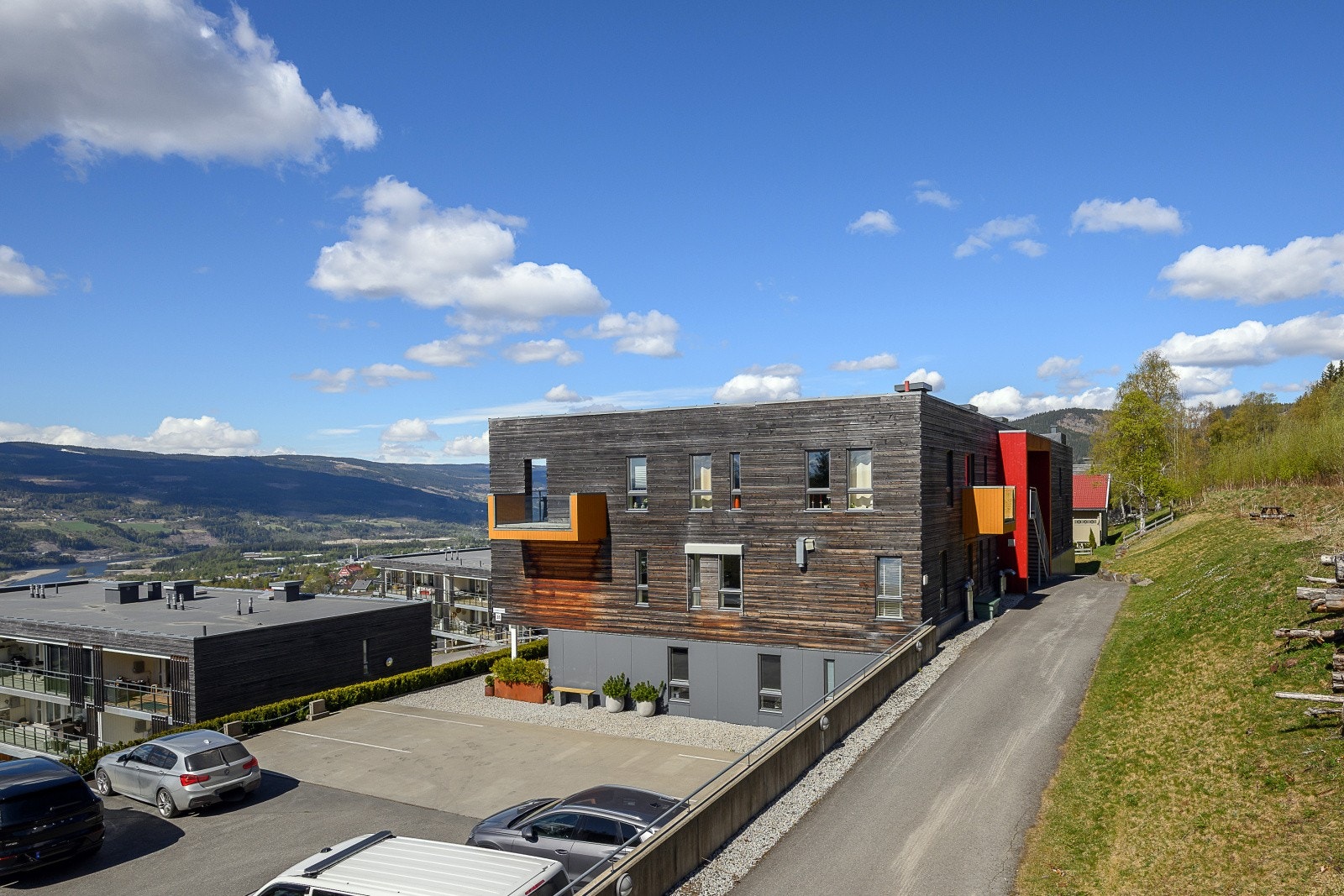 Leiligheten ligger i et idyllisk og barnevennlig boligområde på Ersgård i Lillehammer kommune, ca. 2,5 km fra sentrum. Området framstår som attraktiv, med en god miks av barnefamilier, voksne par og studentmiljøer. Galleribilde