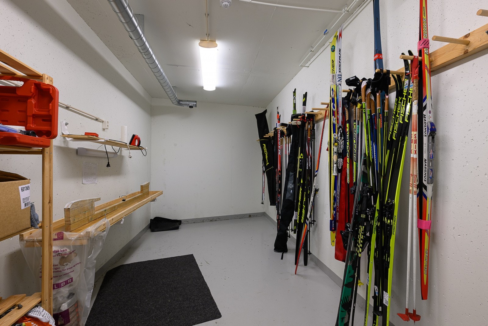Sameiet har et felles smørerom for preparering og lagring av ski. Galleribilde