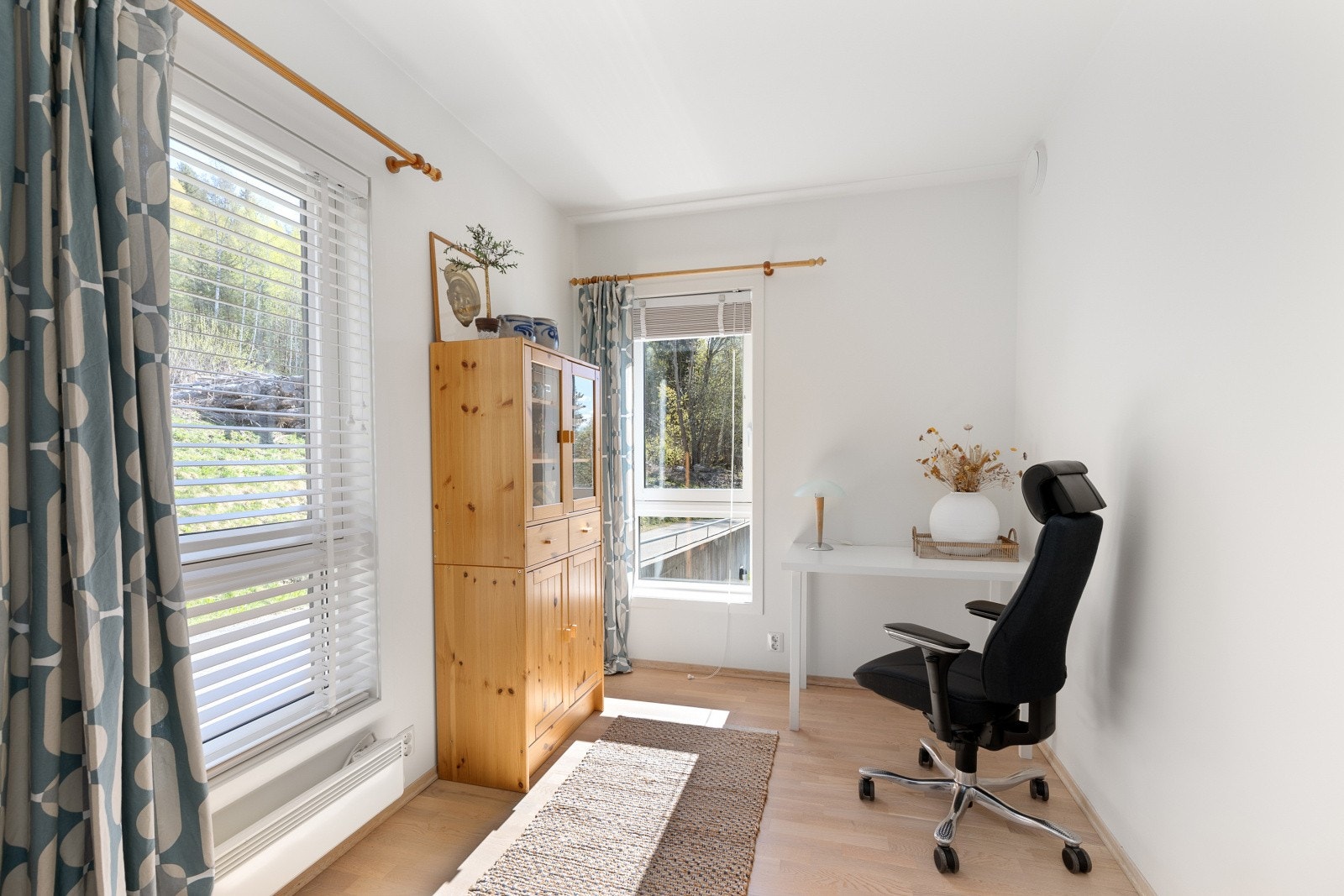 Det andre soverommet er noe mindre og egner seg godt som barnerom, gjesterom eller kontor. Galleribilde