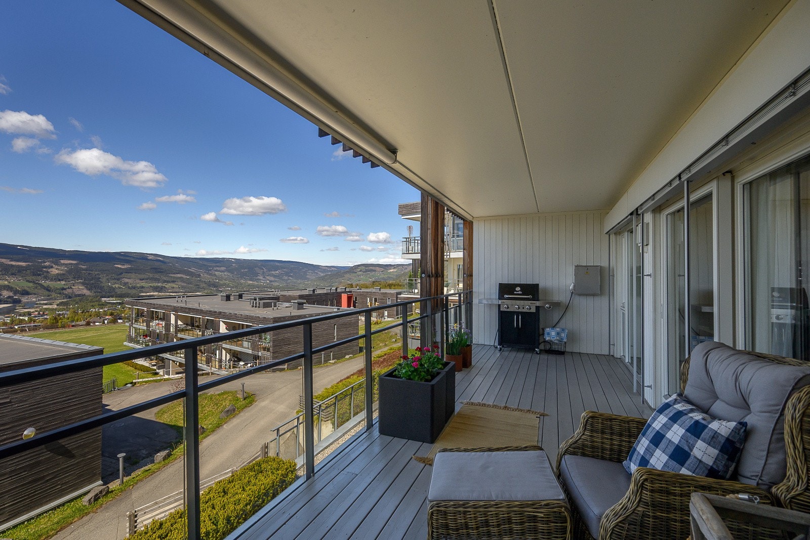 Veranda på ca. 20 m² med nydelig utsikt og gode solforhold. Galleribilde