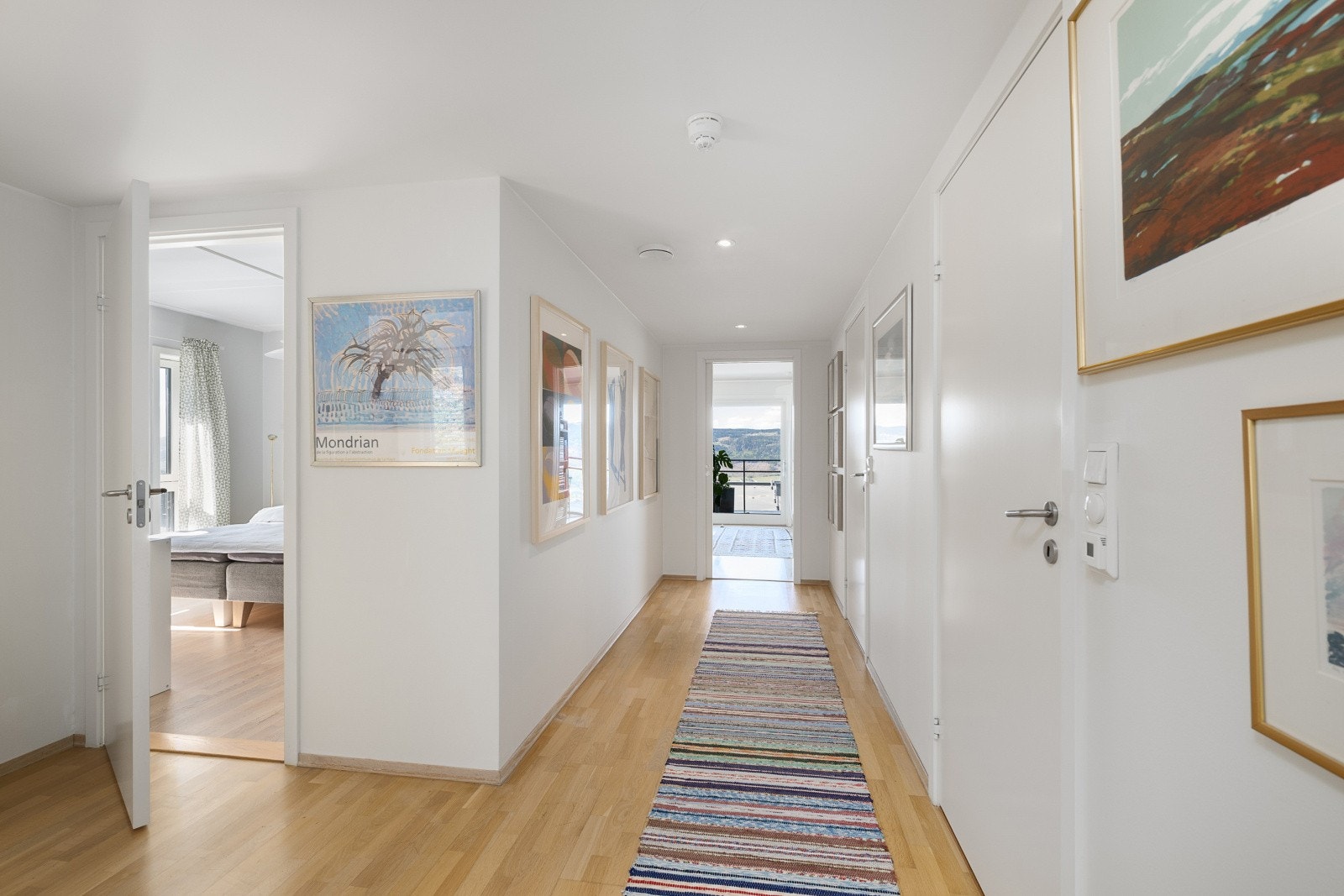 Fra gangen er det adkomst til begge soverommene, bad, vaskerom og stue. Galleribilde