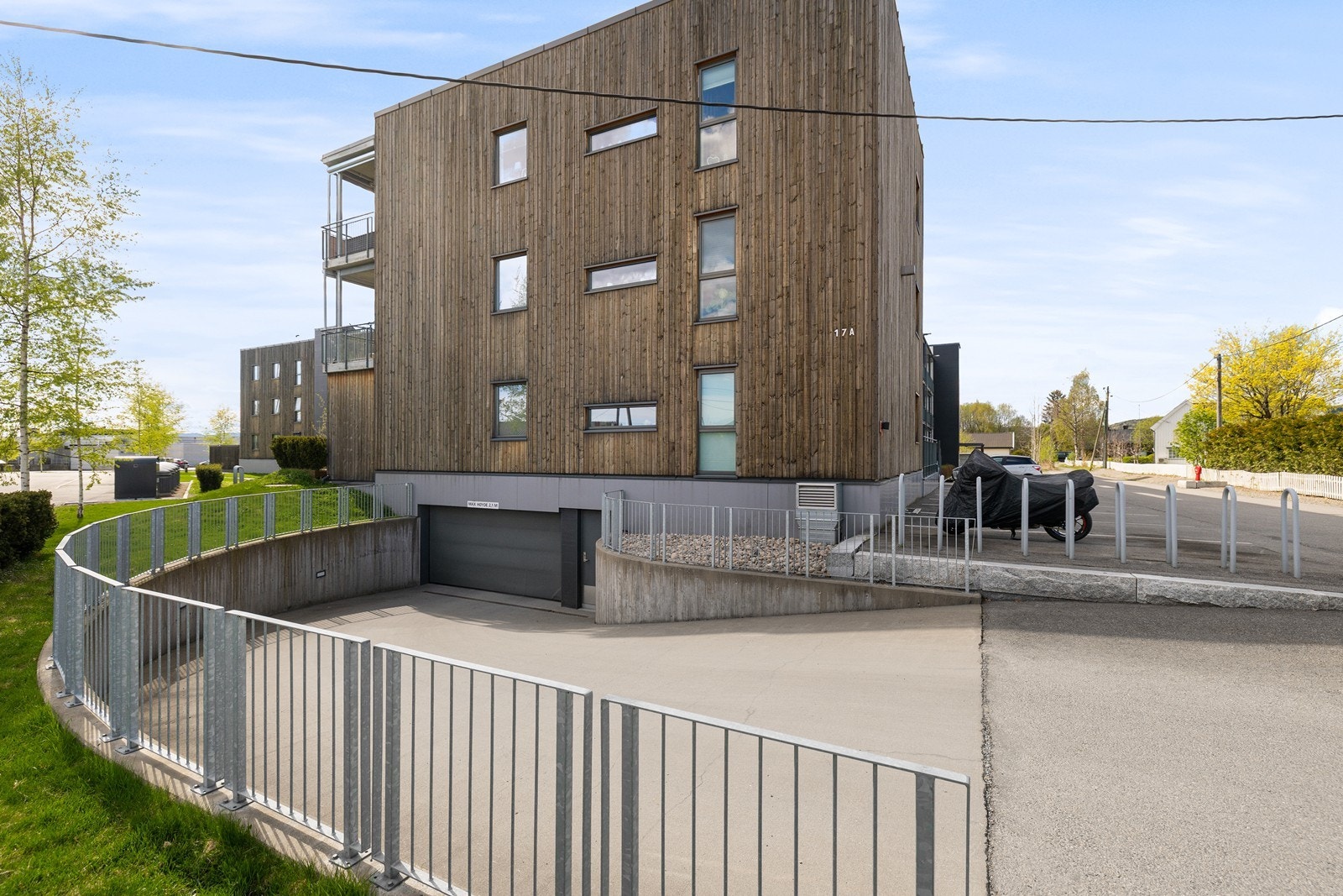 Nedkjøring til garasjekjelleren på siden av bygget. Galleribilde