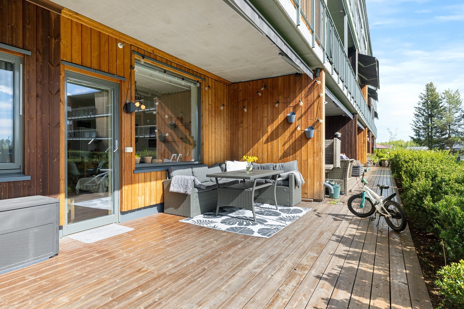 Her er det montert terrassemarkise, og det er fin plass til utemøblement. Galleribilde