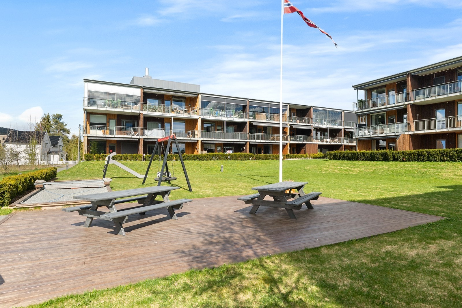 Fine fellesområder på sameiets tomt med lekeplass og grøntareal. Galleribilde