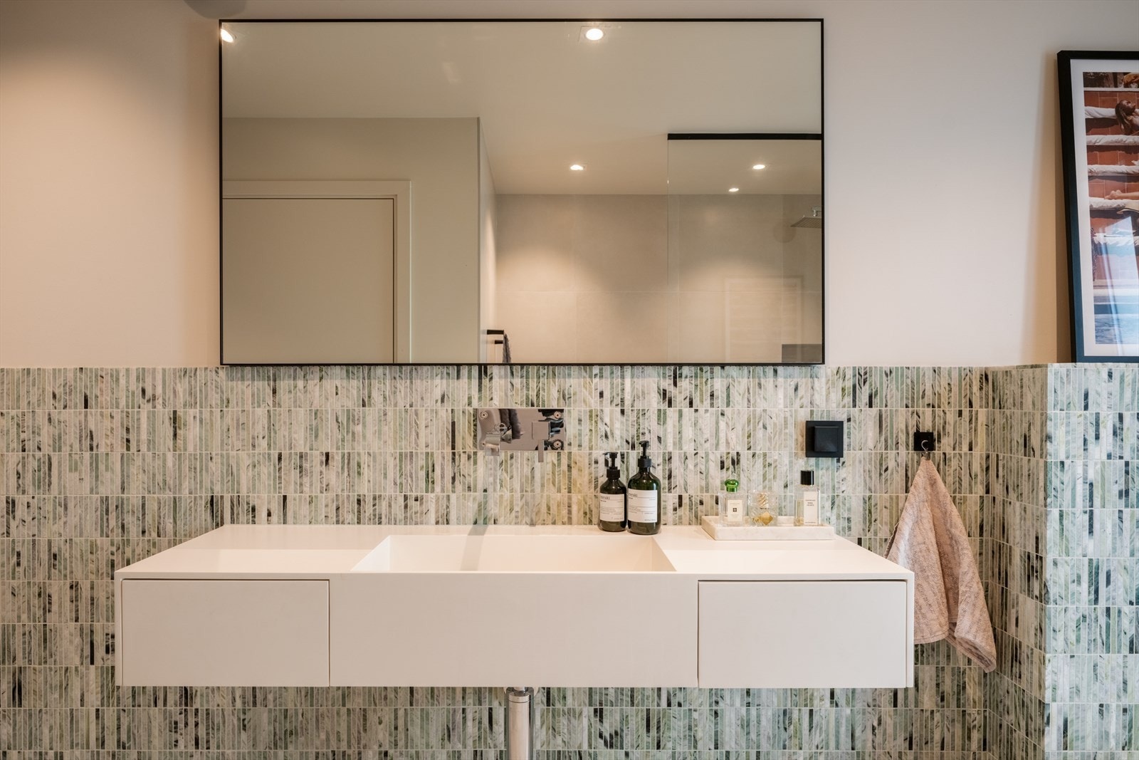 Gulvet har behagelige varmekabler, og rommet er innredet med vegghengt toalett med innebygget sisterne, stilren baderomsinnredning med slette fronter og Copenhagen bath vask i kompisitt, samt en romslig dusjsone med glassvegg. Galleribilde