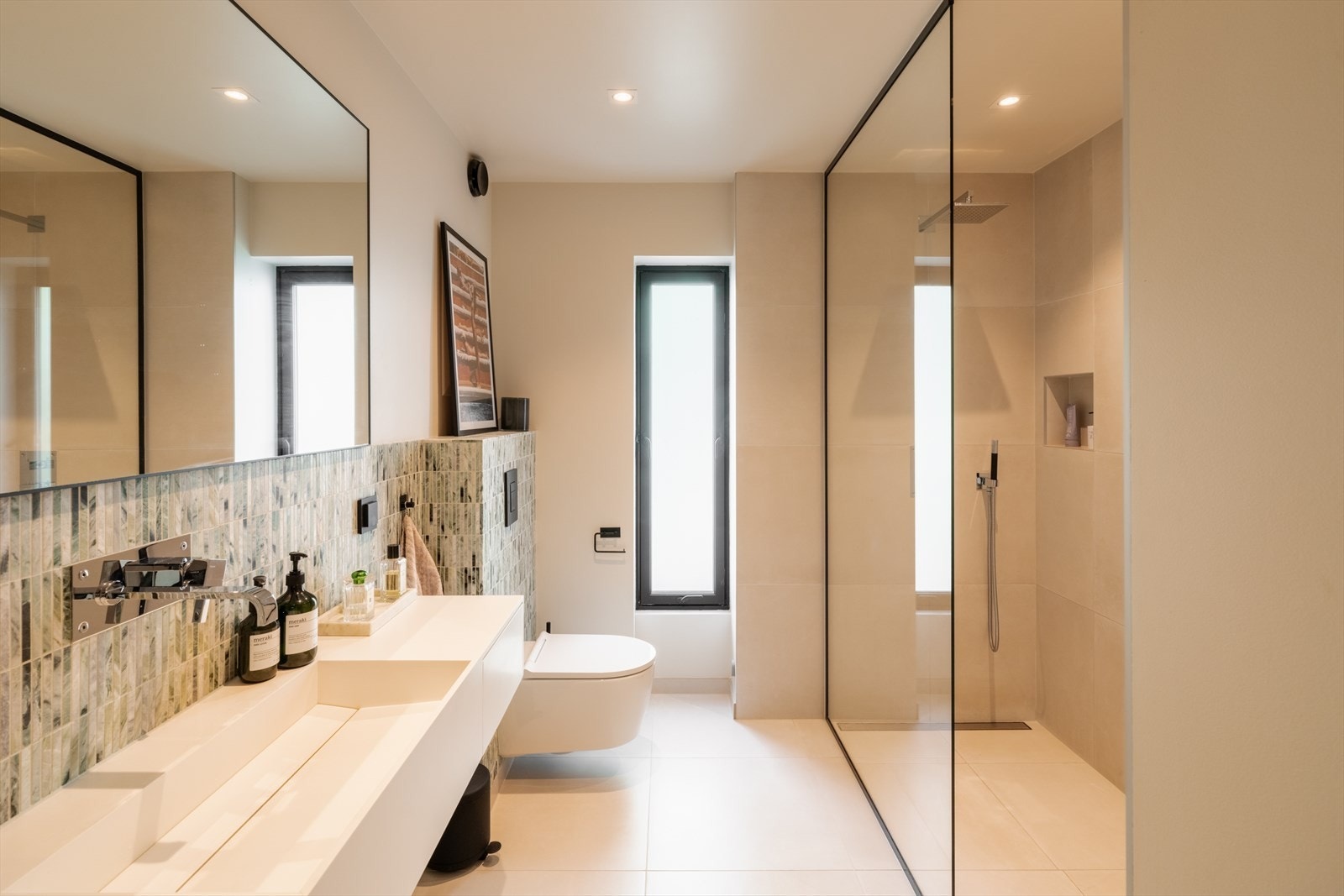 Lekker og påkostet baderomsløsning fra 2021 med moderne materialvalg og gjennomført utførelse. Badet er helfliset med store, elegante fliser fra italia (Ragno) og delikate marmorfliser rundt servantsonen som gir et eksklusivt preg. Galleribilde