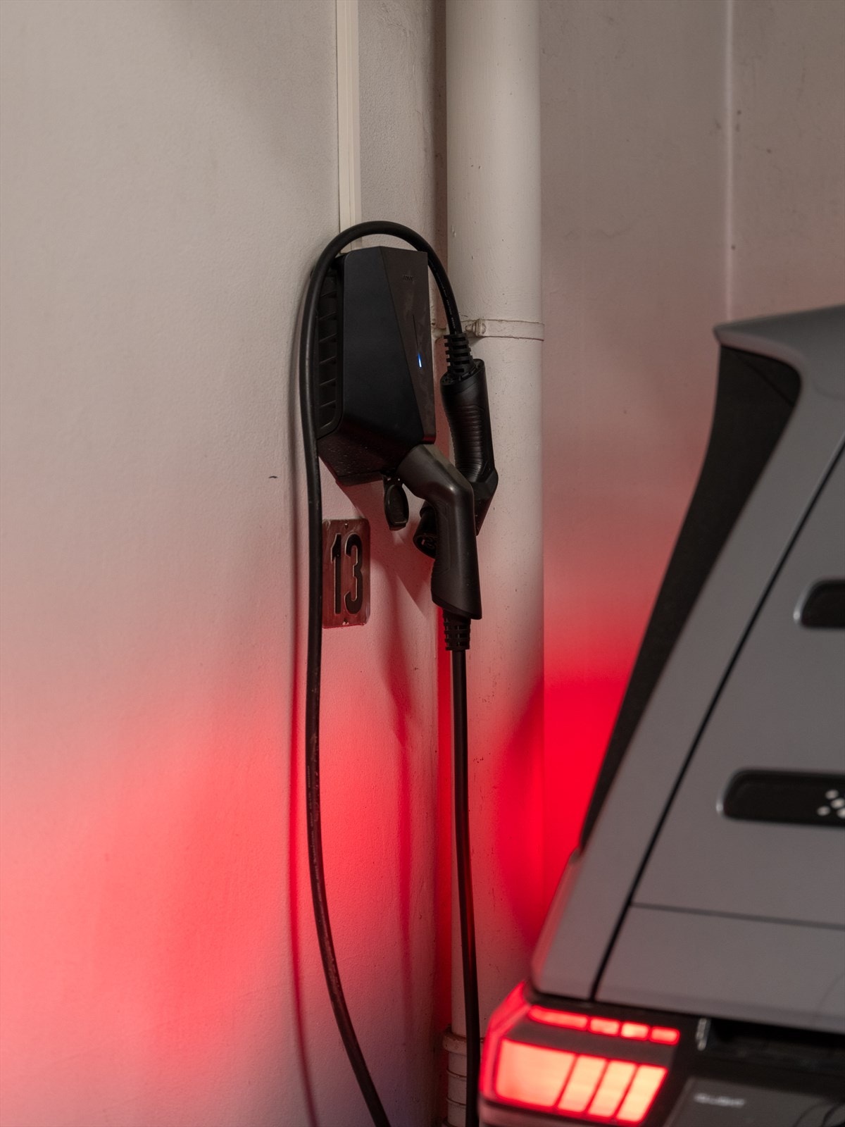 Det er installert lader for elbil ved parkeringsplassen. Galleribilde