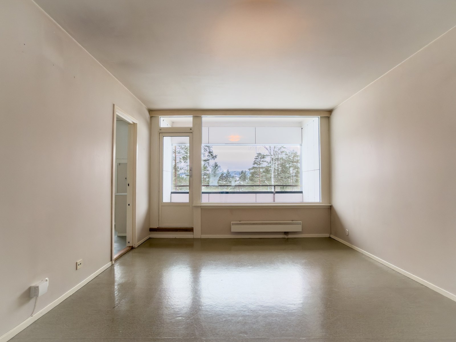 Da leiligheten er gjennomgående kommer det rikelig med naturlig lys inn i leiligheten. Bildet er tatt fra tilsvarende bolig i borettslaget, noe mindre avvik kan forekomme) Galleribilde