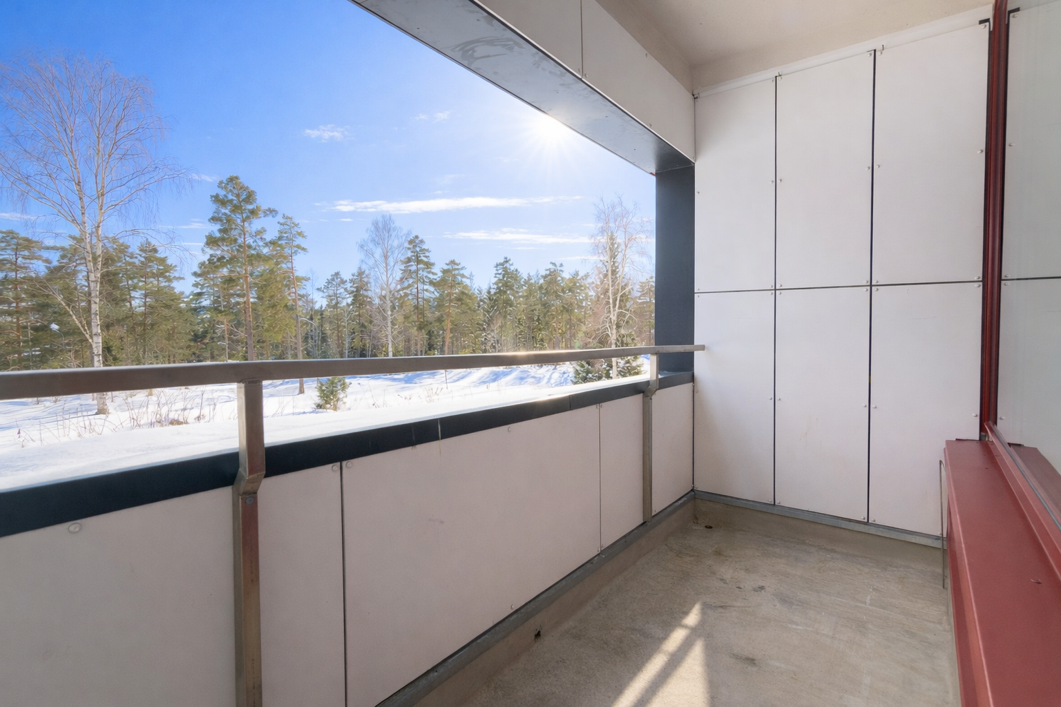 En gjennomgående 2-roms beliggende i byggets 2.etasje uten innsyn. (Bildet er tatt fra tilsvarende bolig i borettslaget, noe mindre avvik kan forekomme) Galleribilde