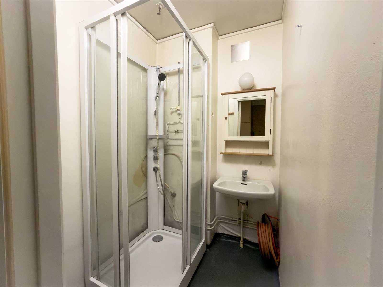 Badet har behov for totalrenovering. (Bildet er tatt fra tilsvarende bolig i borettslaget, noe mindre avvik kan forekomme) Galleribilde