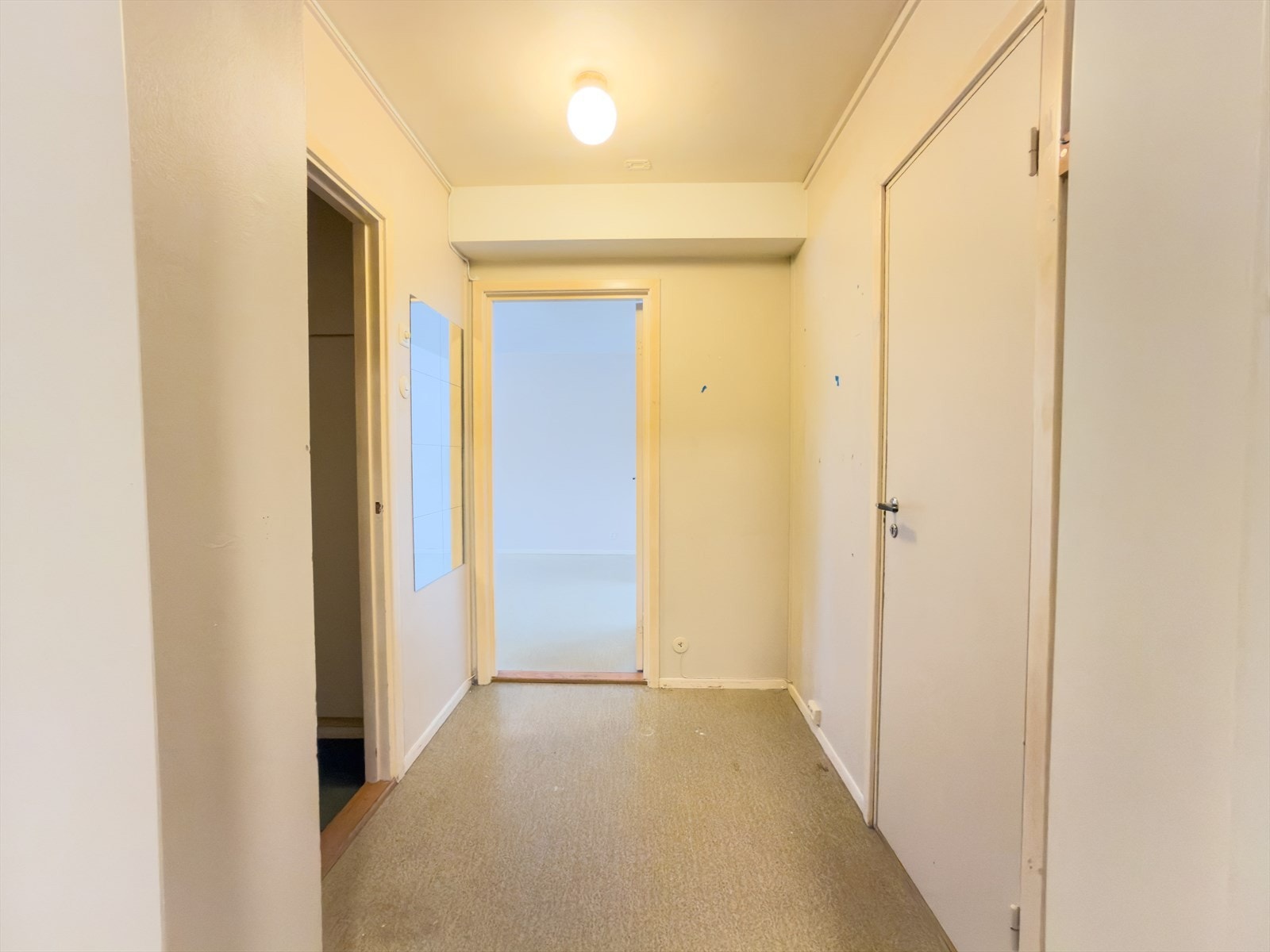 Entréen er praktisk tilknyttet bod som kan benyttes til walk-in garderobe.(Bildet er tatt fra tilsvarende bolig i sameiet, noe mindre avvik kan forekomme) Galleribilde