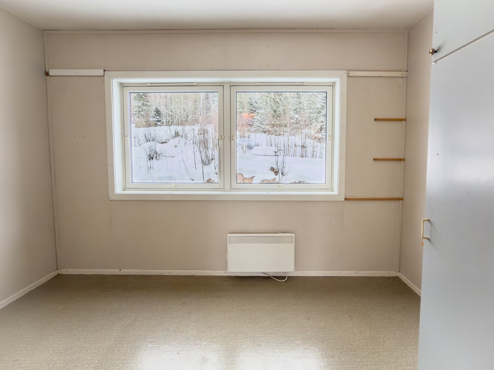 Soverommet har god plass til seng og garderobe, med vinduer fra 2012 som vender mot rolige omgivelser.(Bildet er tatt fra tilsvarende bolig i borettslaget, noe mindre avvik kan forekomme) Galleribilde