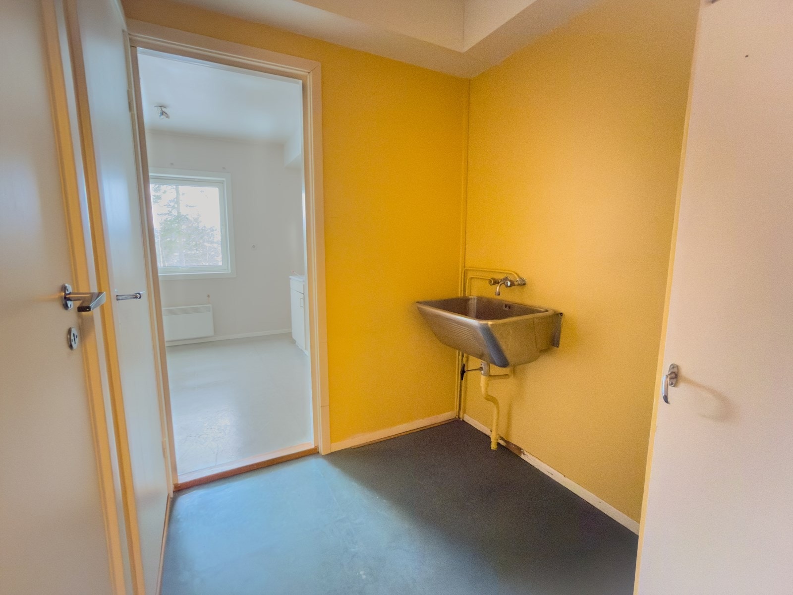 Badet er tilknyttet vaskerom. (Bildet er tatt fra tilsvarende bolig i sameiet, noe mindre avvik kan forekomme) Galleribilde