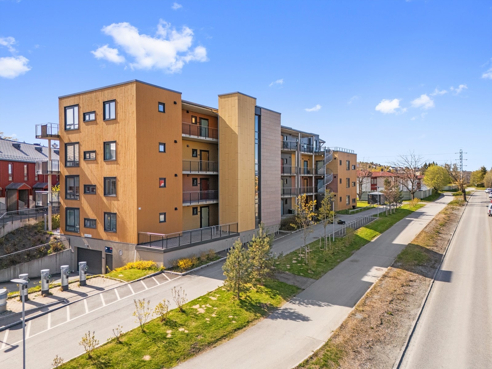 Her bor du med kort avstand til alt du trenger i hverdagen - servicefasiliteter, dagligvarebutikker, barnehage, skoler, idrettsanlegg og flotte turmuligheter Galleribilde