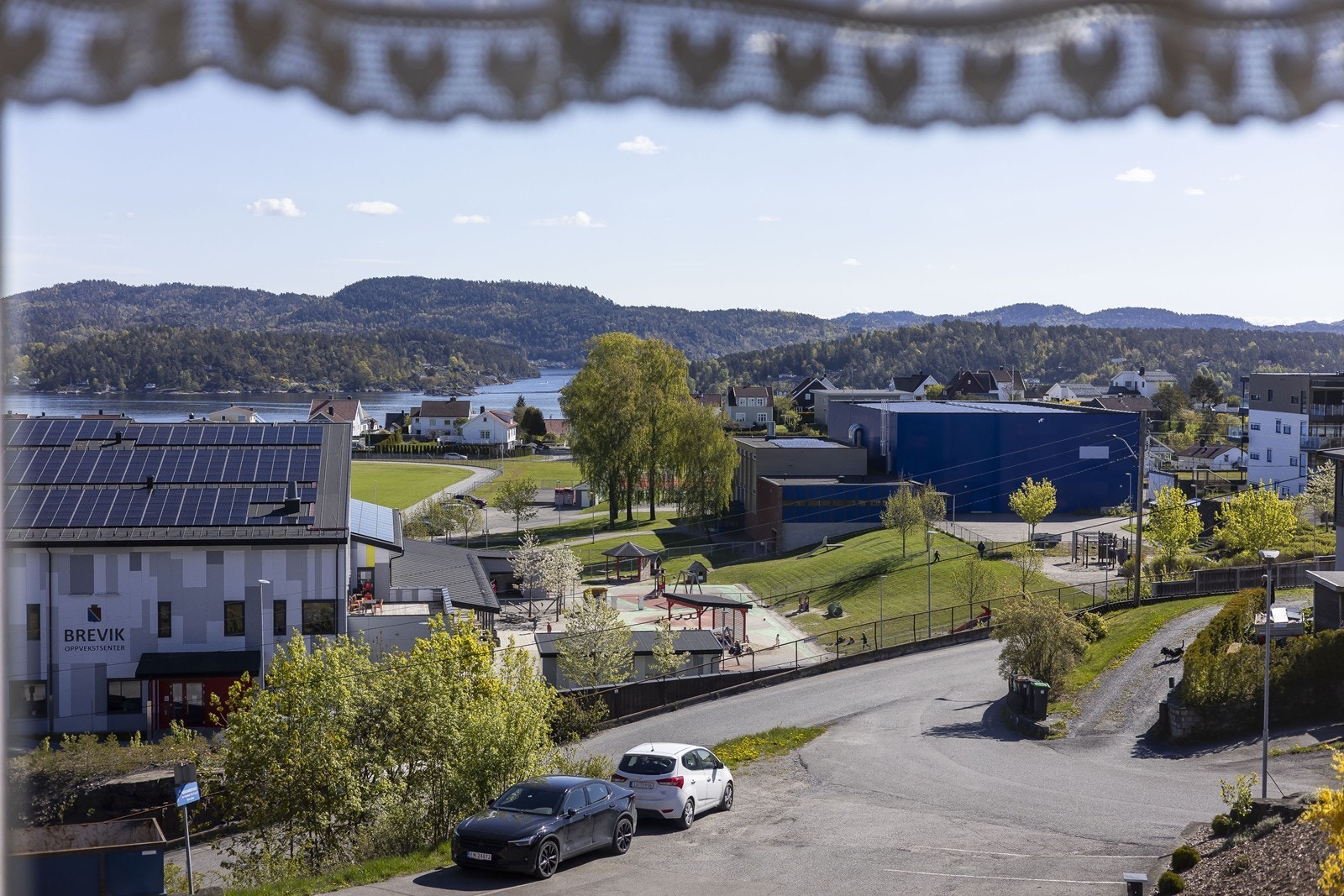Fra kjøkkenvindu kan man også nyte utsikten mot Eidangerfjorden og landskapet. Galleribilde