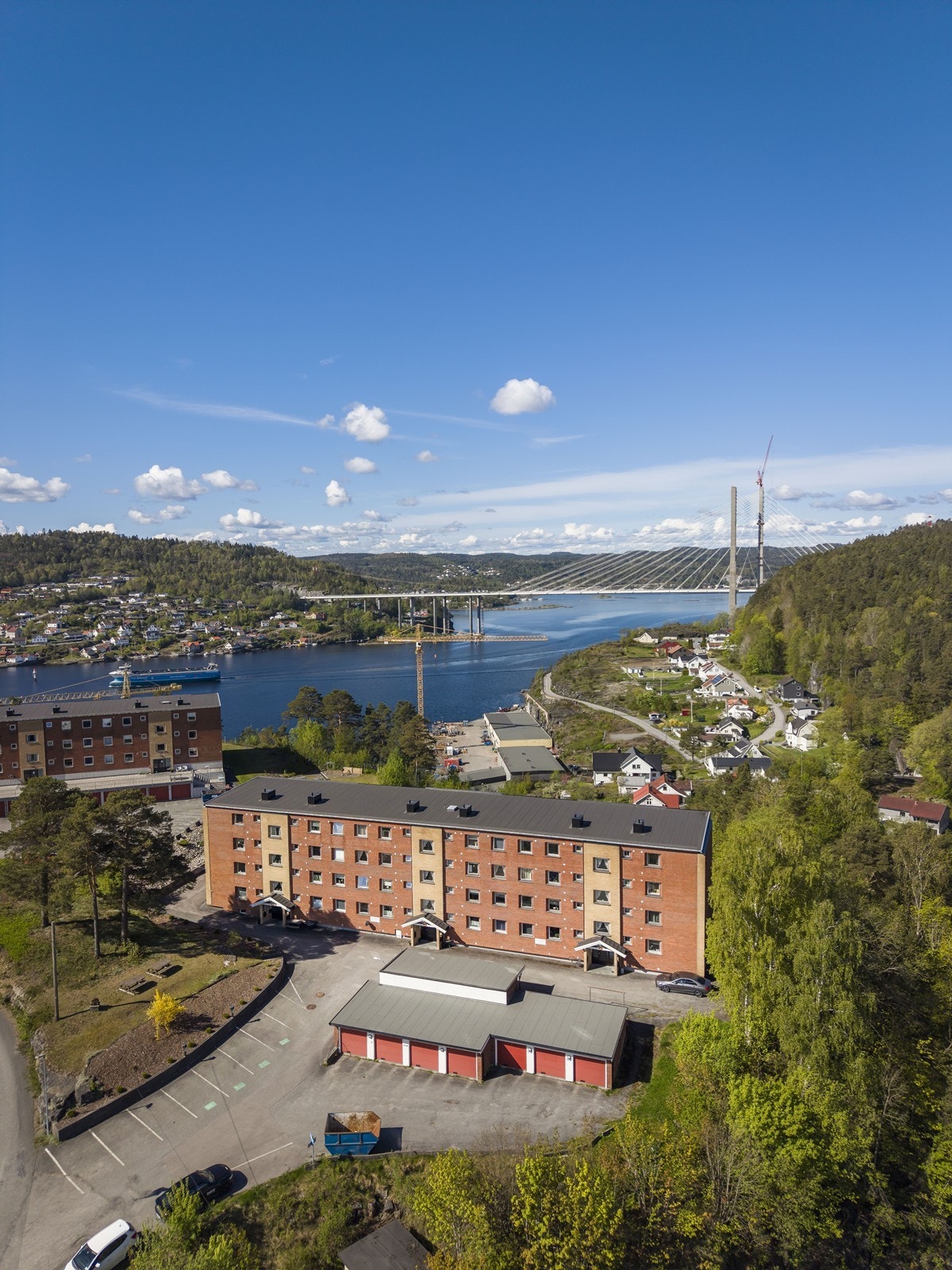 Boligblokken har en attraktiv plassering med utsikt mot lokalområdet og vannet. Galleribilde