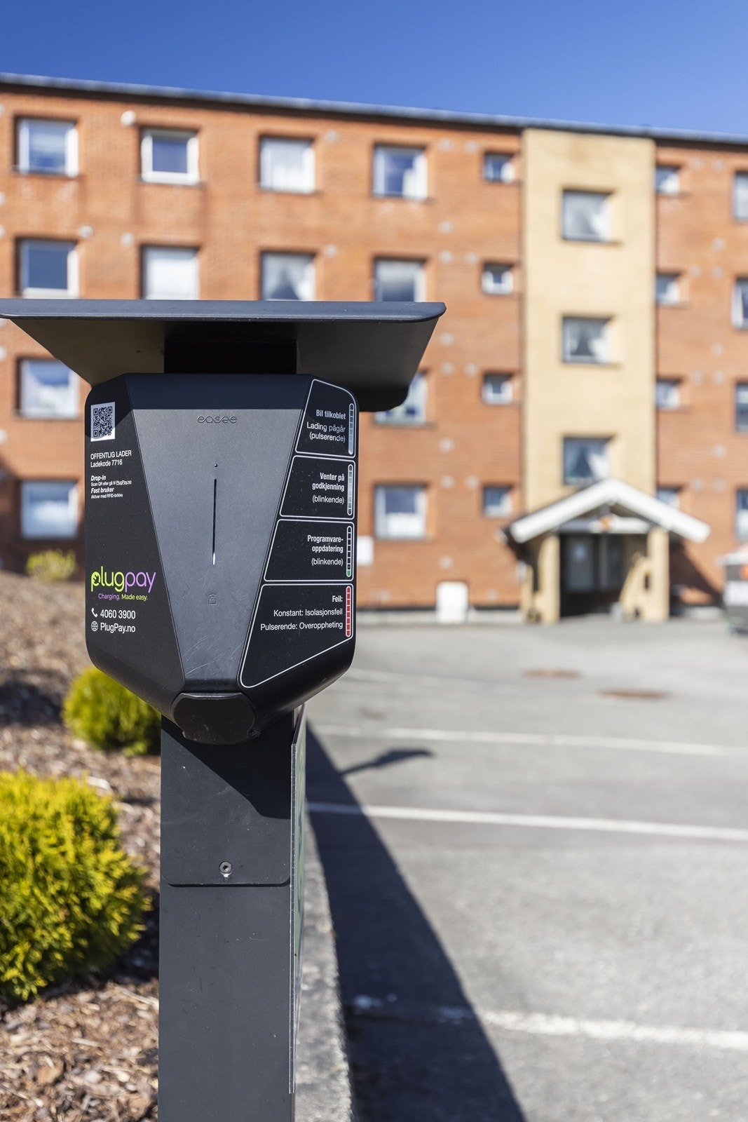Det finnes ladepunkt for elbiler på eiendommens parkeringsområde. Galleribilde