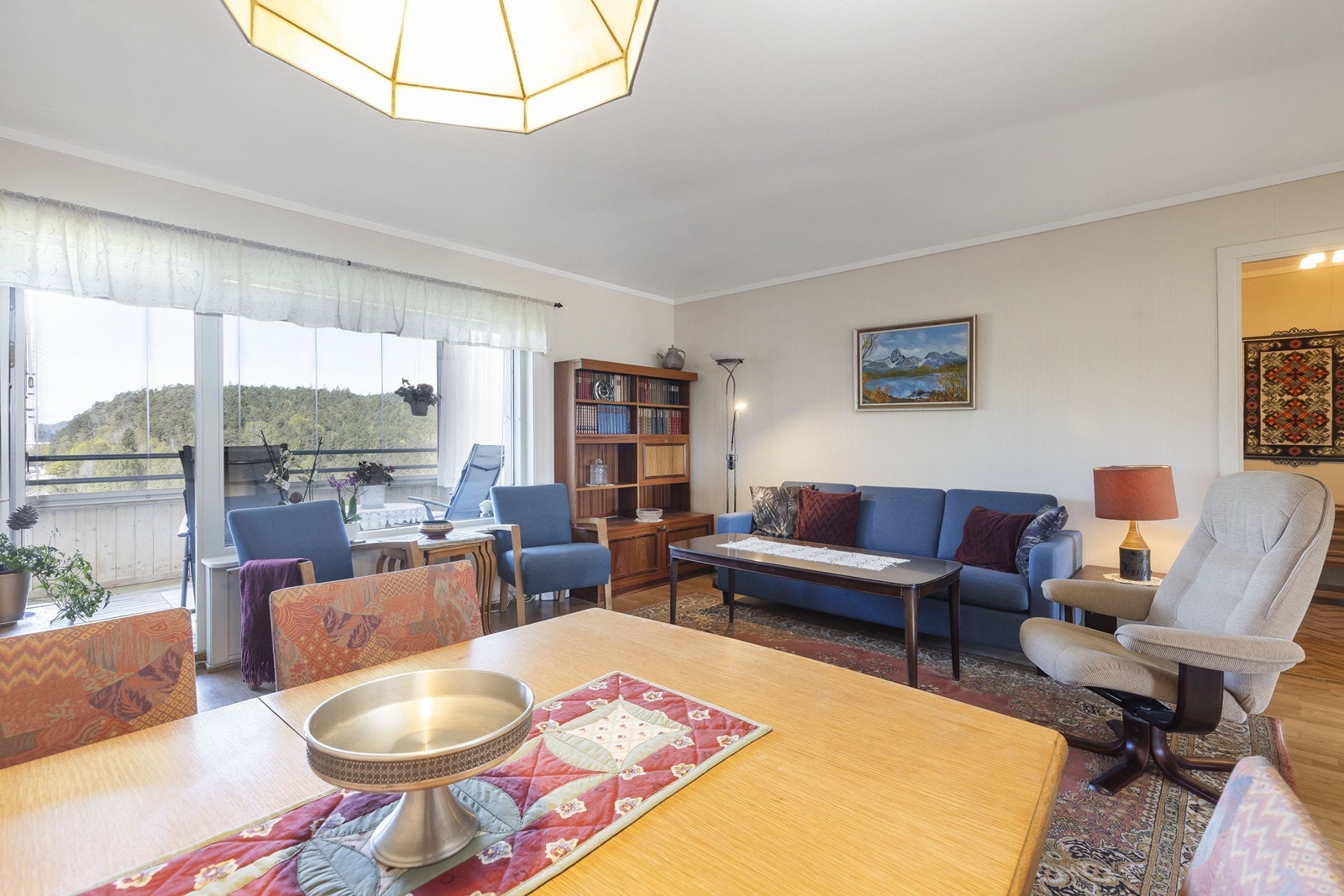 I stue er det plass til spisestue og sofagruppe. Galleribilde