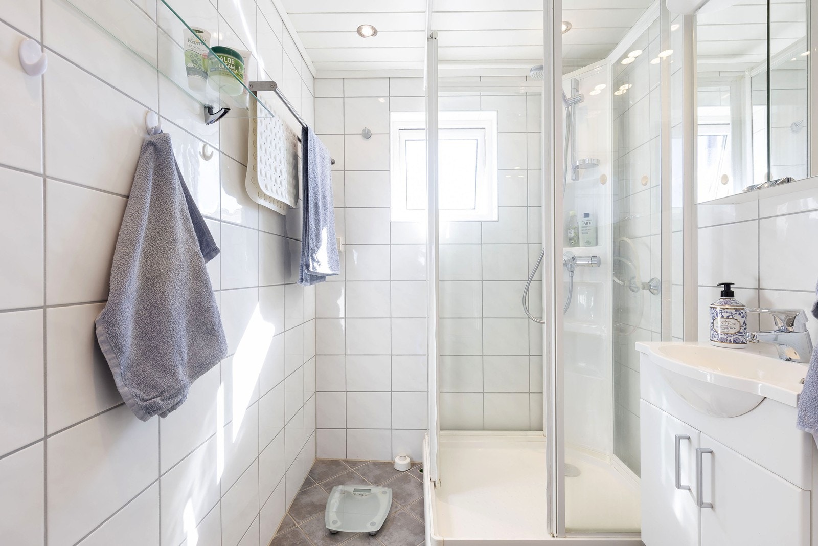 Badet er oppgradert organisert av BRL i 2012. Det er flislagte vegger og gulv. Galleribilde