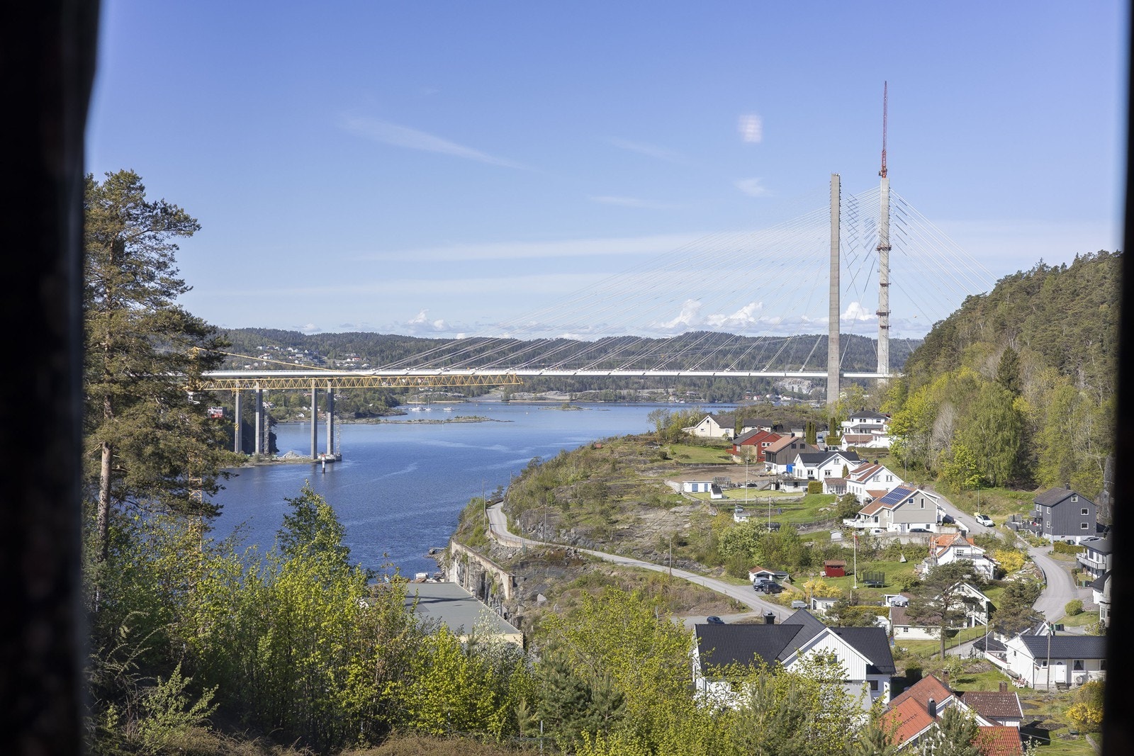 Utsikt mot Frierfjorden fra innglasset balkong. Galleribilde