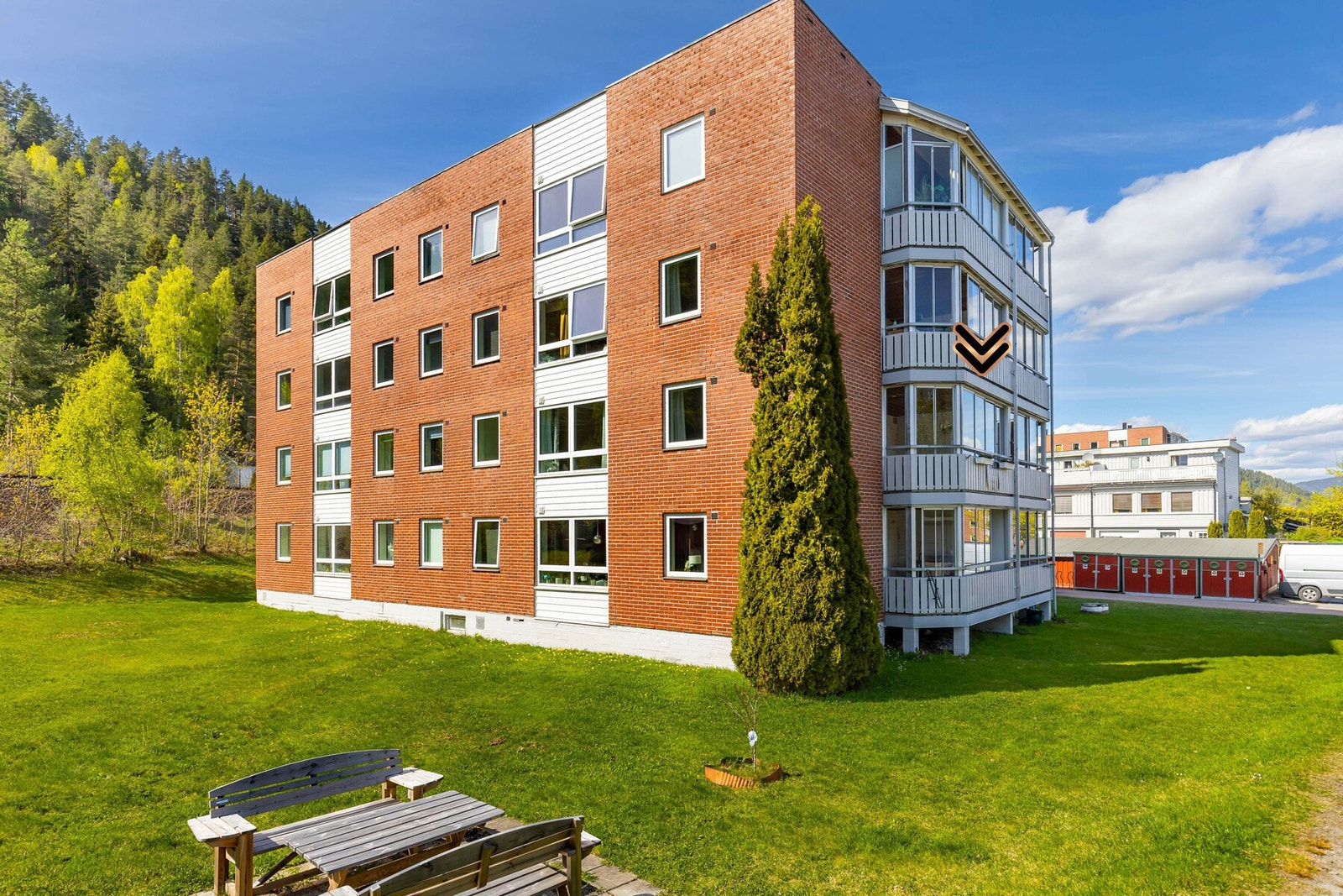 Eiendommen ligger i et etablert og barnevennlig område uten gjennomgangstrafikk. Her bor du med kort vei til Teknologiparken, Krona, dagligvarebutikk, skole, barnehager, offentlig transport og Kongsberg sentrum med alle servicetilbud. Det er også flotte t Galleribilde