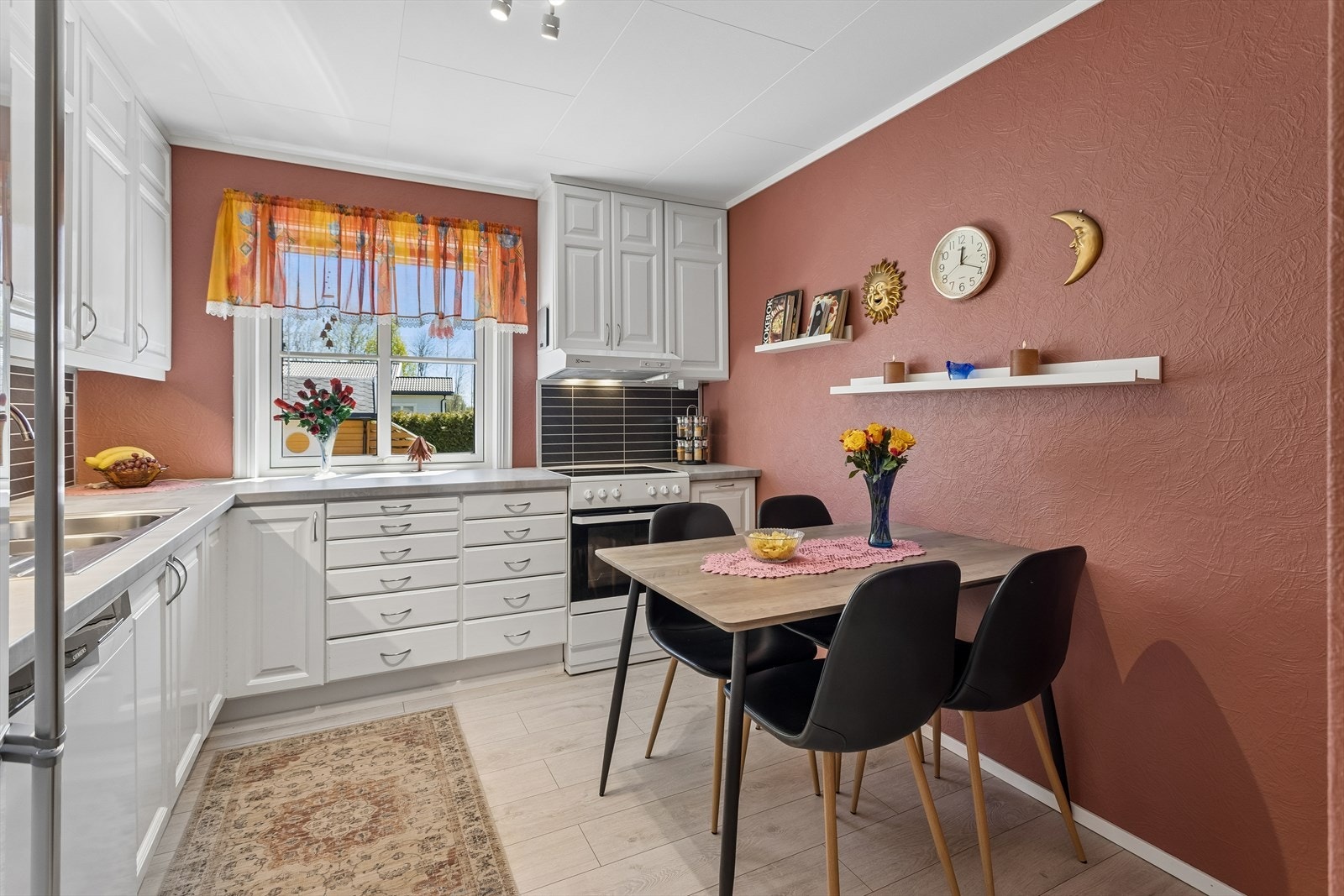 Et bruksvennlig og godt tilpasset kjøkken med moderne preg! Galleribilde
